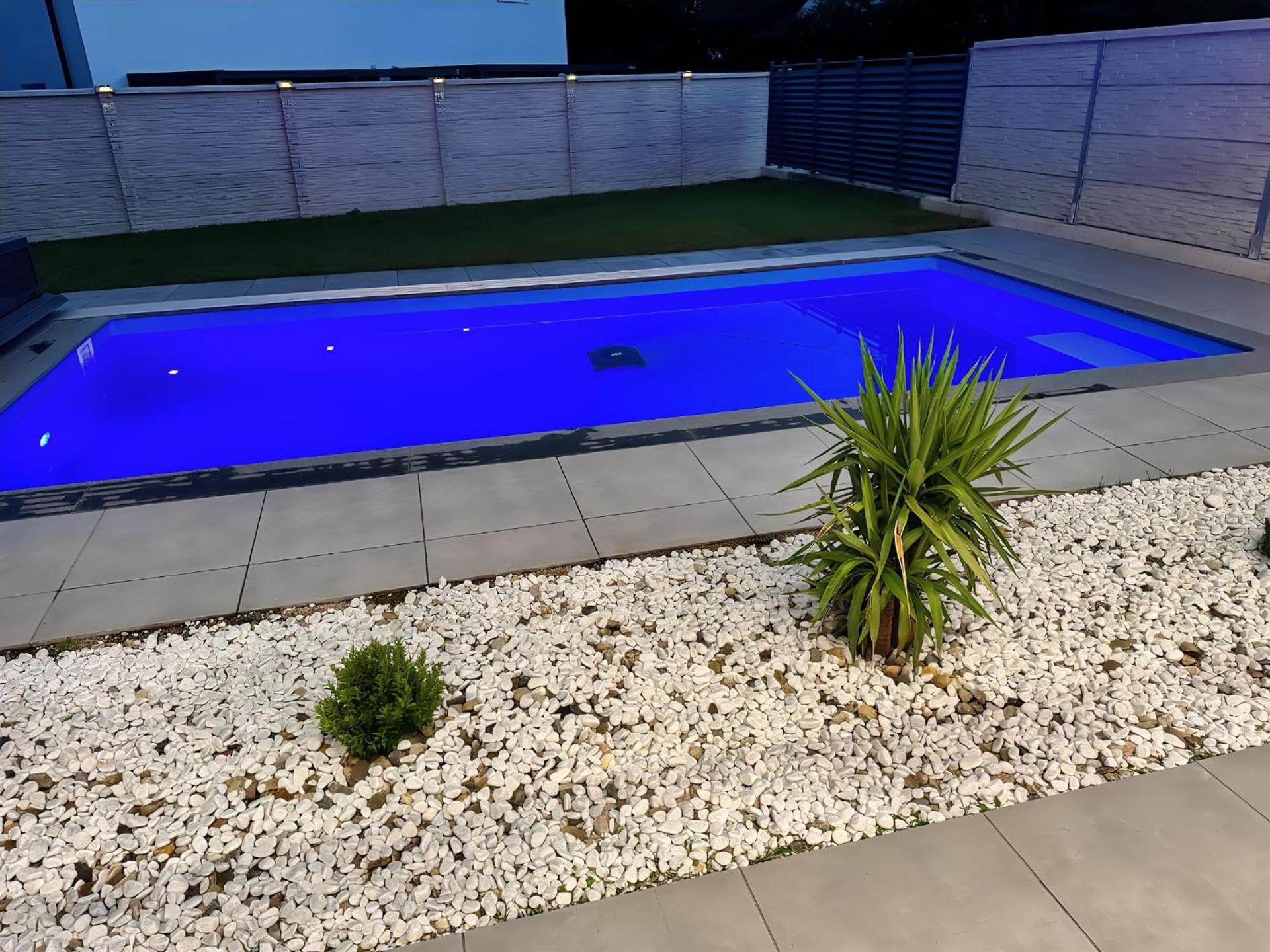 Design-Villa mit privatem Pool & stimmungsvoller Beleuchtung
