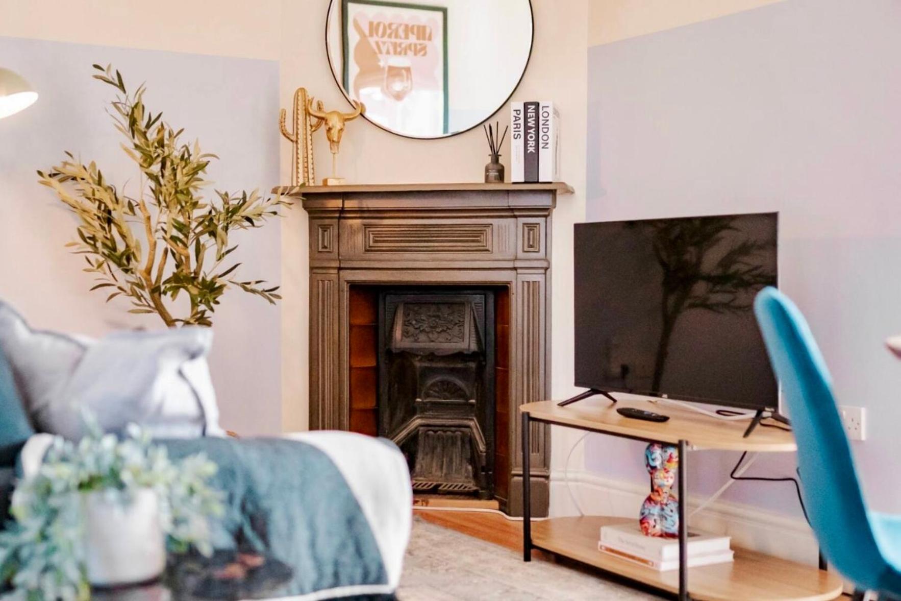 Communal lounge/ TV room