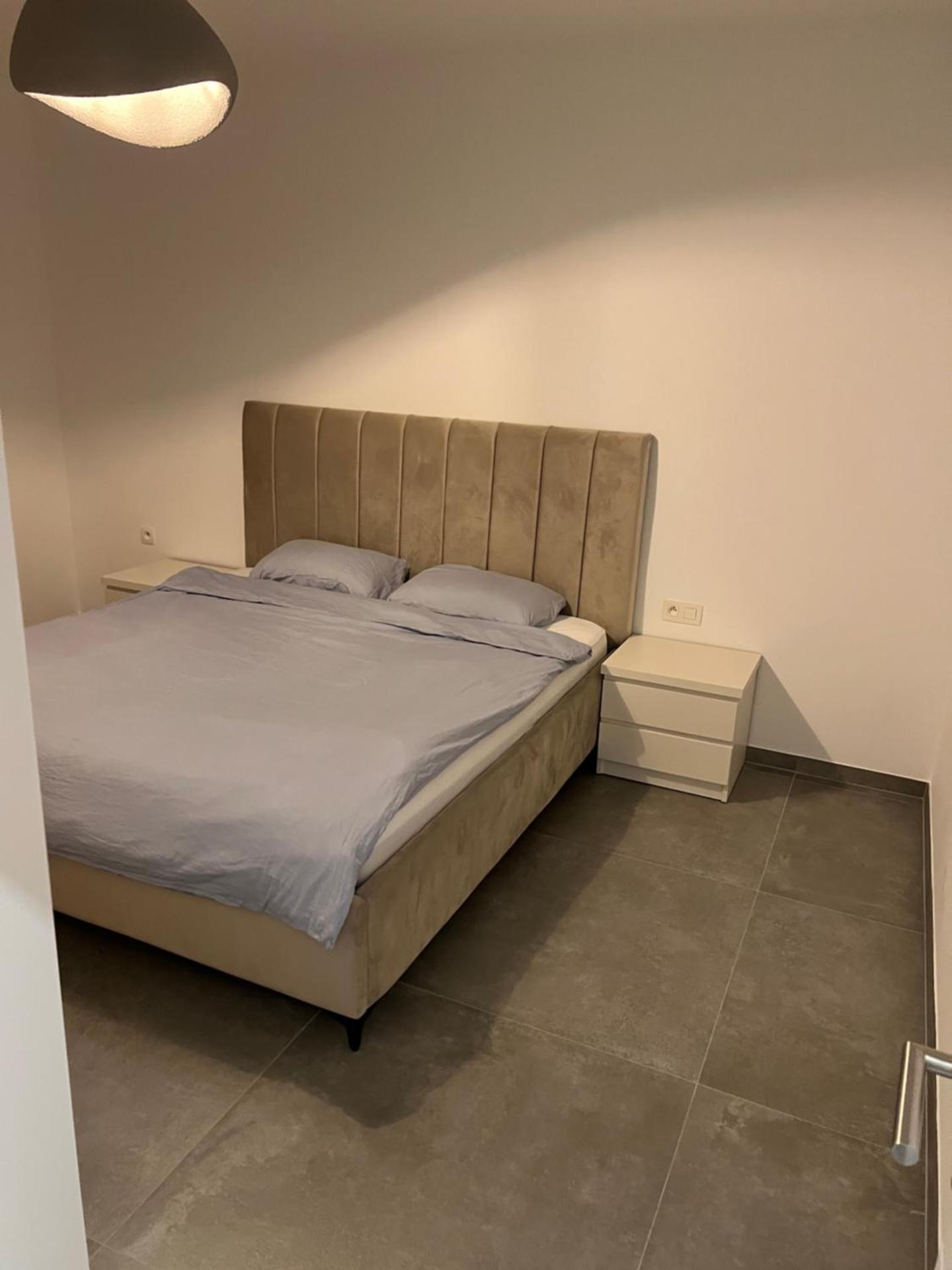 Heel Appartement 90m2 met 2 slaapkamers woonkamer Keuken badkamer privé garage