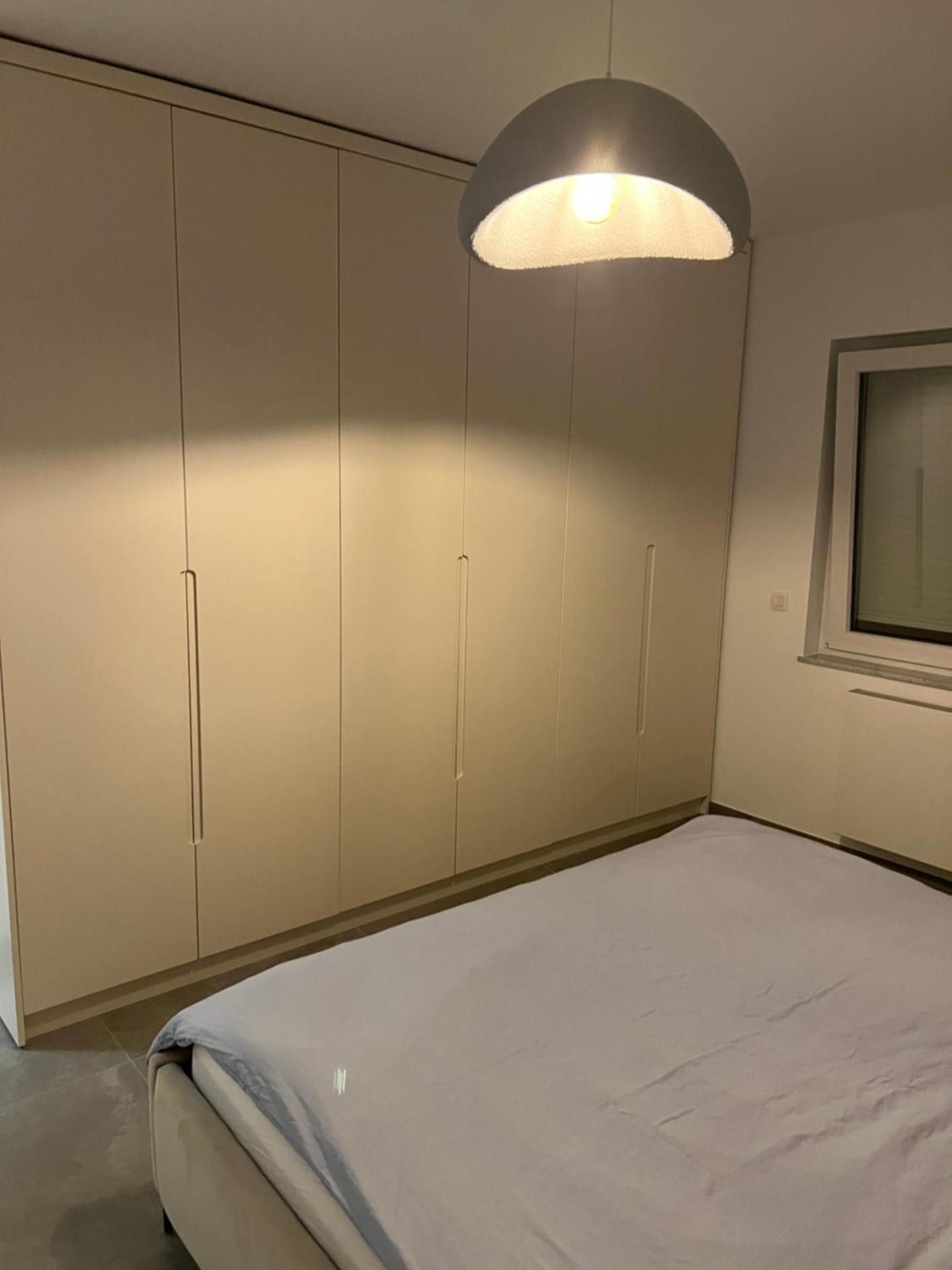 Heel Appartement 90m2 met 2 slaapkamers woonkamer Keuken badkamer privé garage