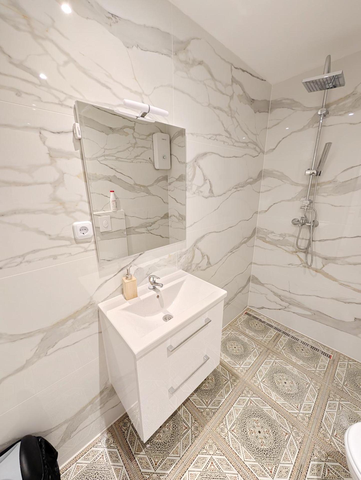 Lovely Apartment - 15 Min from Airport & City Center, 5 Min from Vienna Main-Bus Station EZ10a