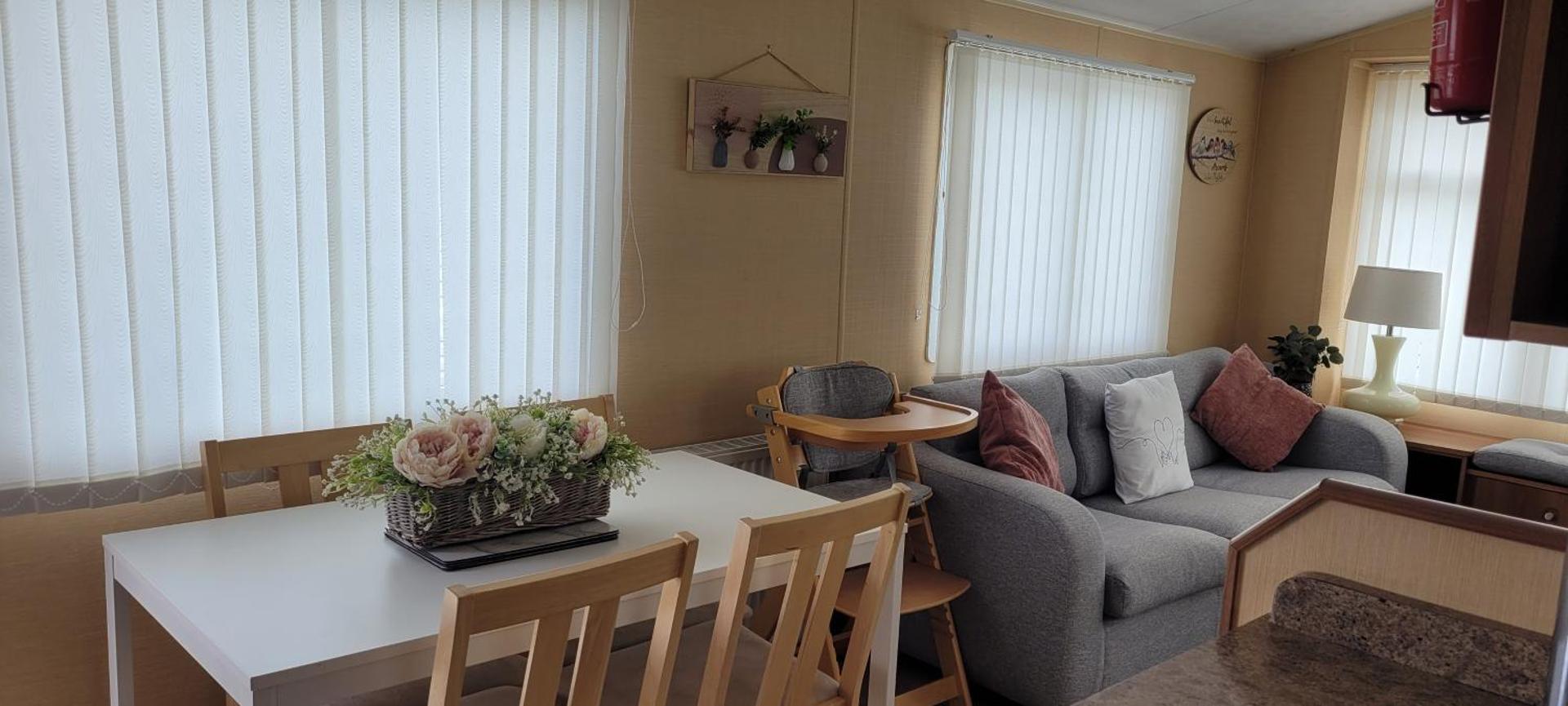 Willerby Delux - Holiday Home by the Sea - close to the Entertainment Complex-bedding, towels & wifi Included!
