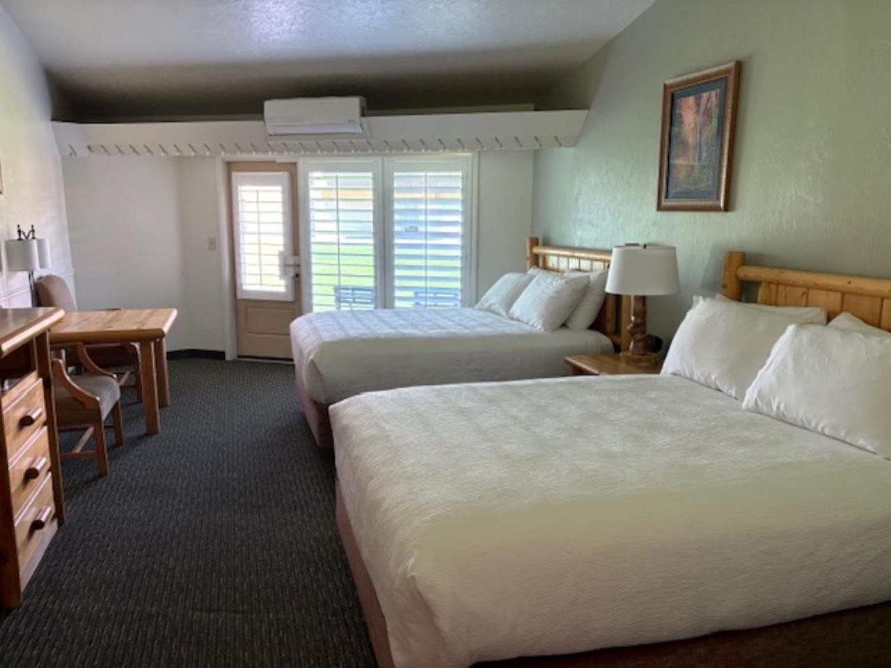 Queen Room with Two Queen Beds and Bath Tub - Mobility/Hearing Accessible - Non-Smoking
