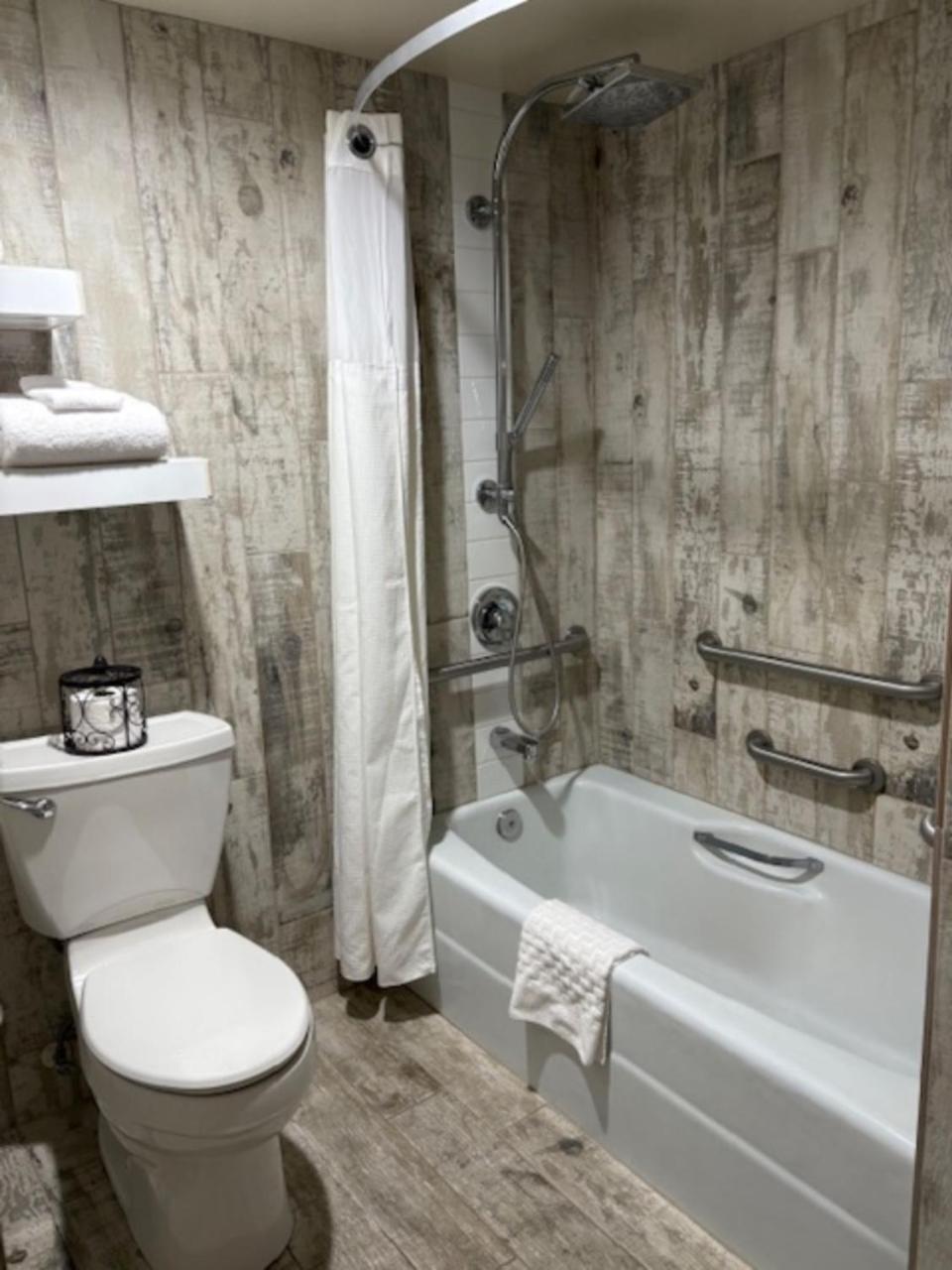Queen Room with Two Queen Beds and Bath Tub - Mobility/Hearing Accessible - Non-Smoking