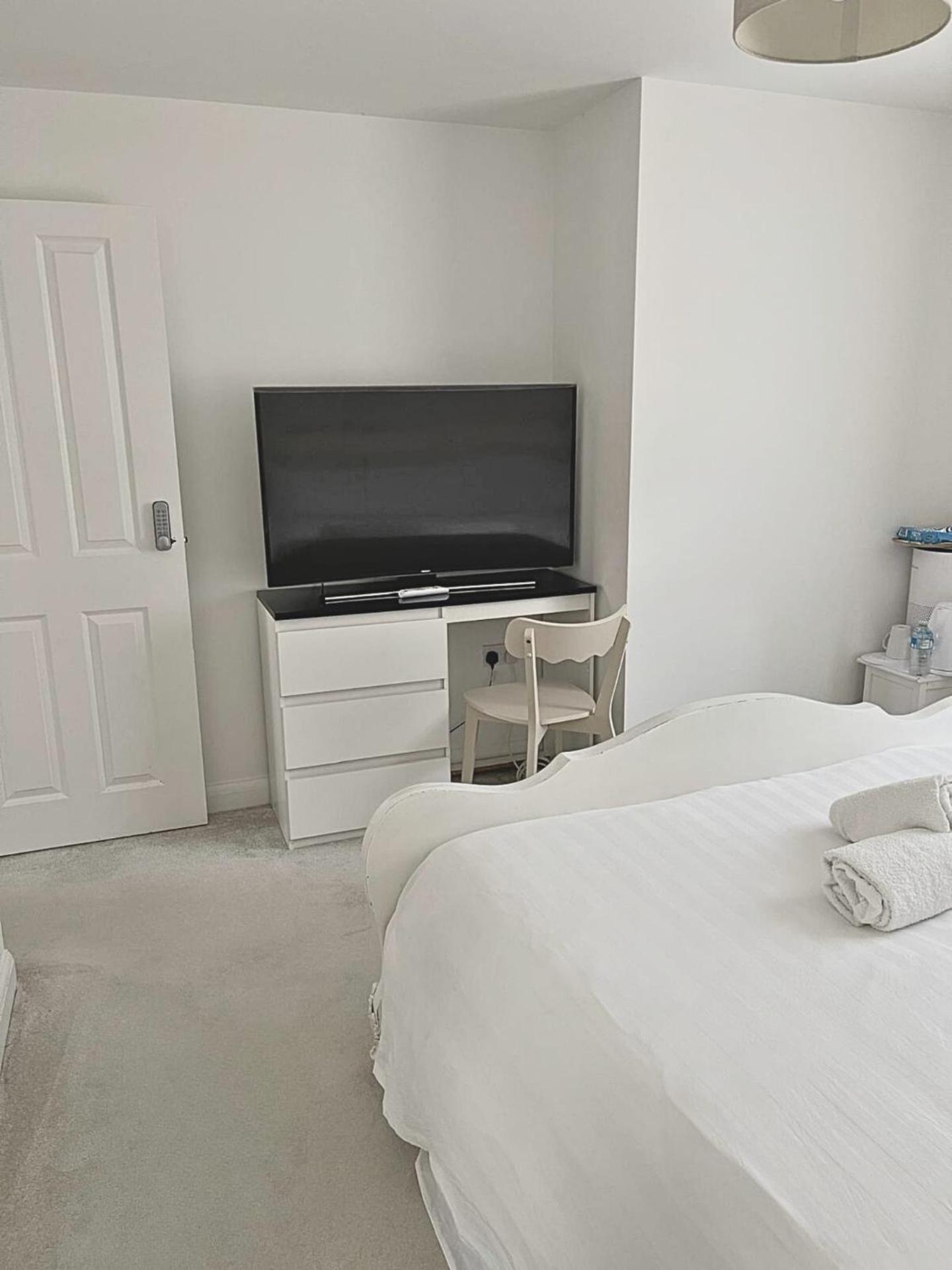 Luxury Home -Private Rooms- 3 mins from Alexandra Hospital, Redditch
