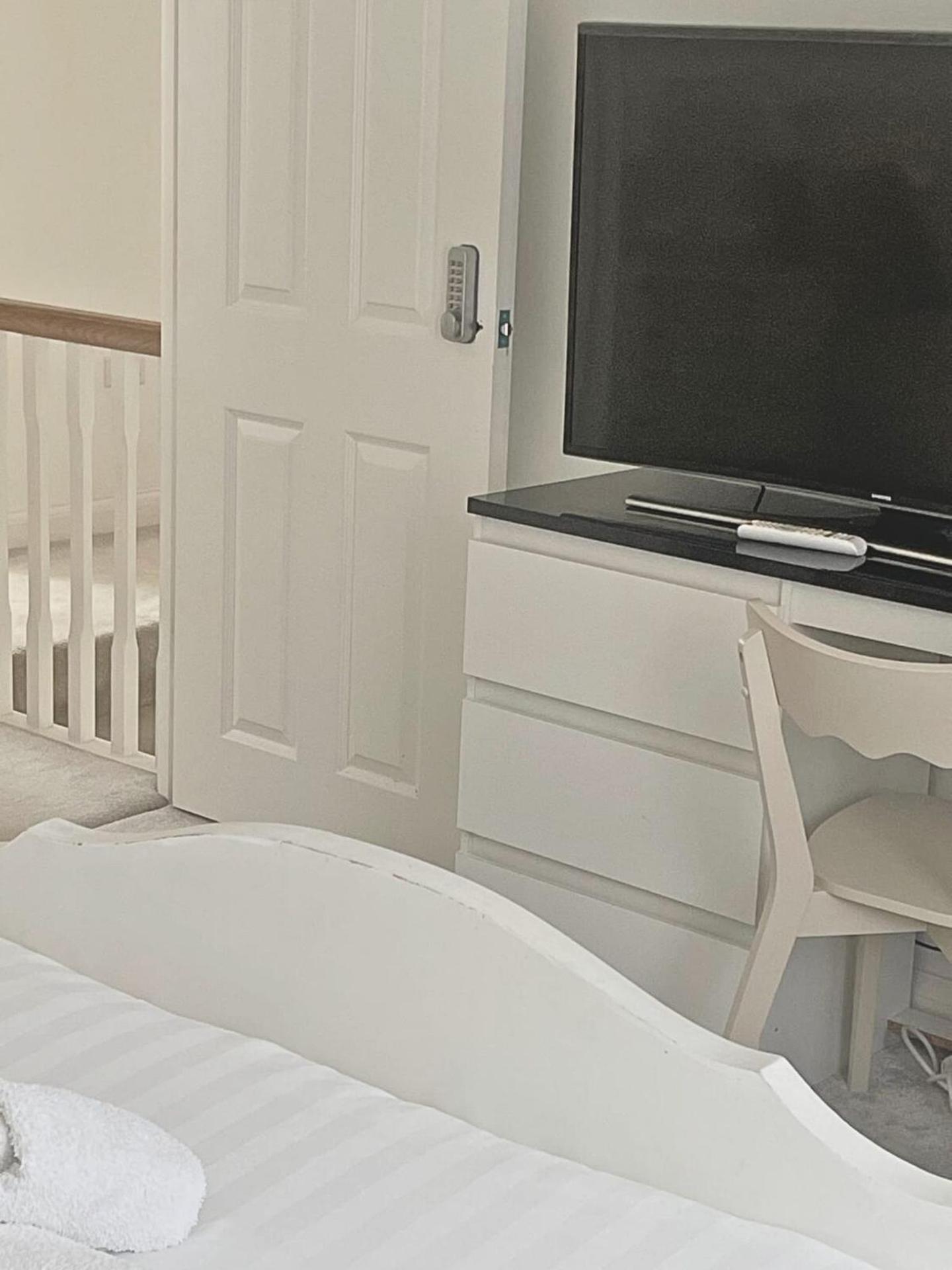 Luxury Home -Private Rooms- 3 mins from Alexandra Hospital, Redditch