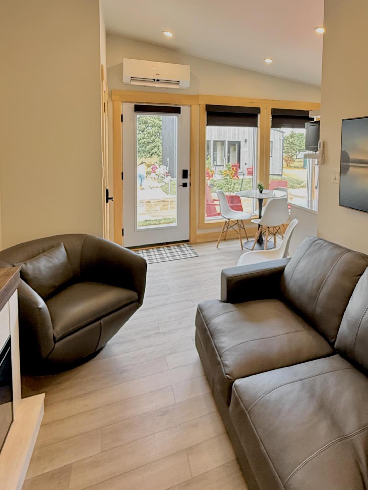 Royalty Maples Motel & Cottages