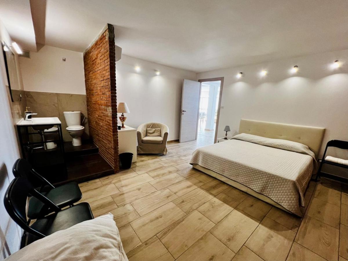 Domus Apartment in villa, swimming pool and private parking