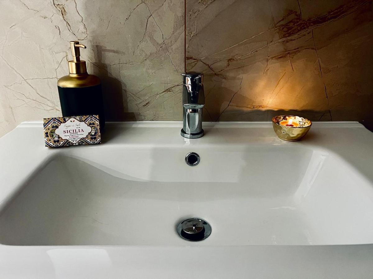 Domus Apartment in villa, swimming pool and private parking