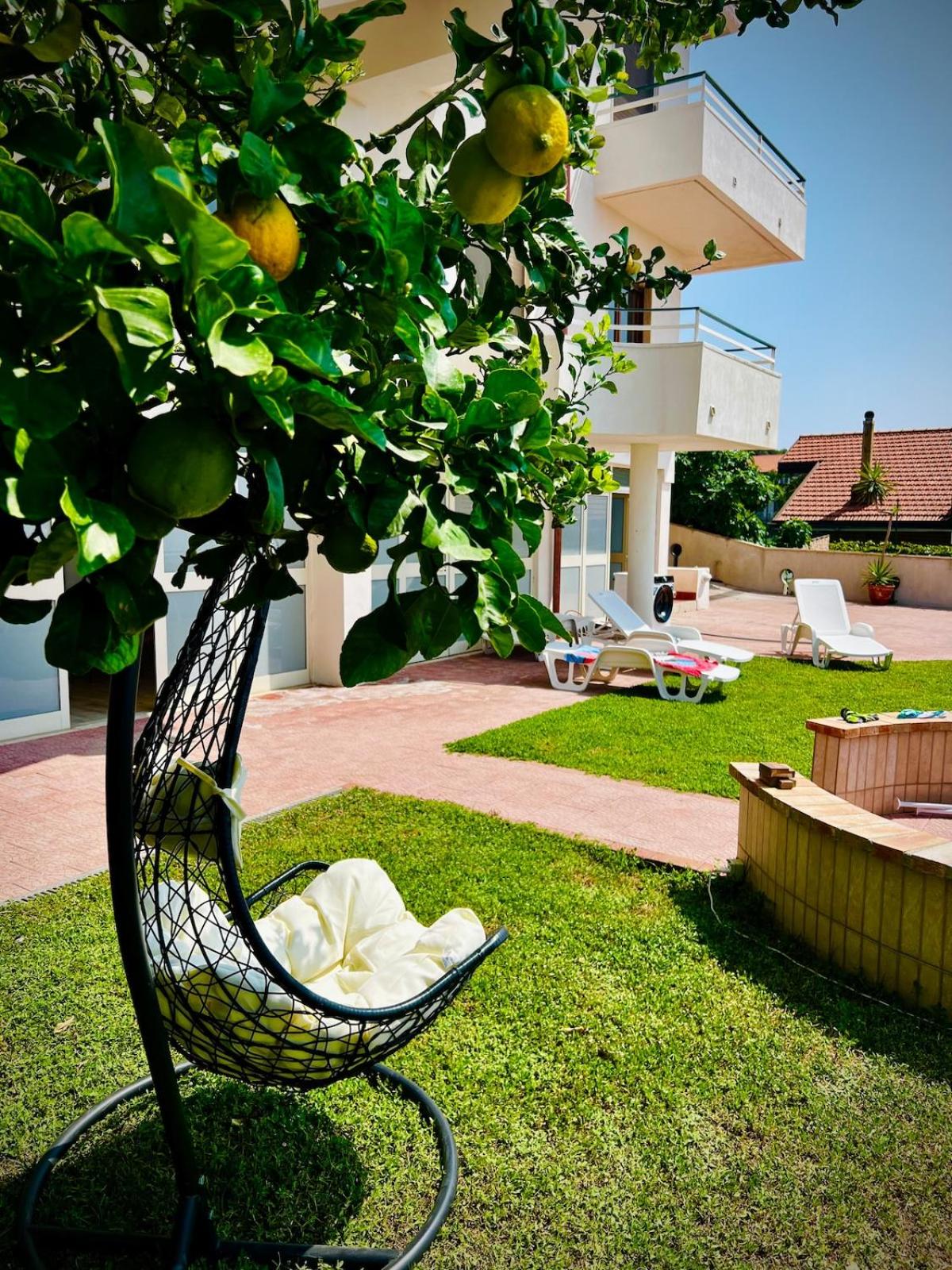 Domus Apartment in villa, swimming pool and private parking