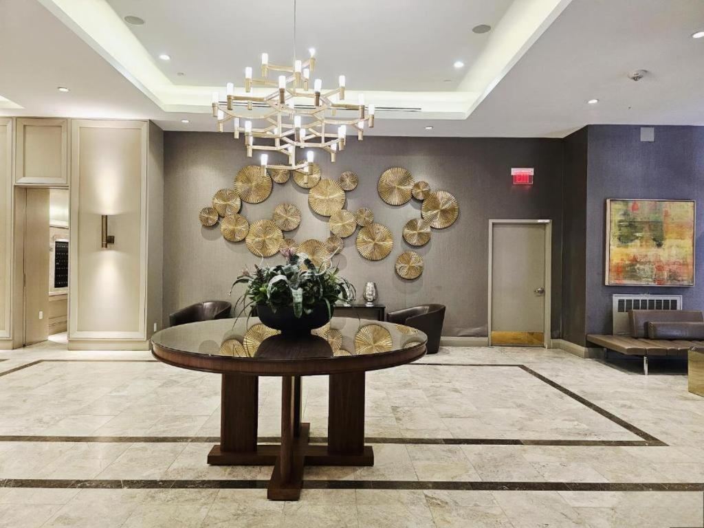 Elegant 2BR & 2BA Retreat in Prime Yorkville, Downtown