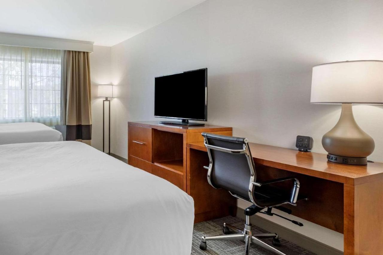 Queen Suite with Two Queen Beds and Sofa Bed - Non-Smoking (No Pets Allowed)