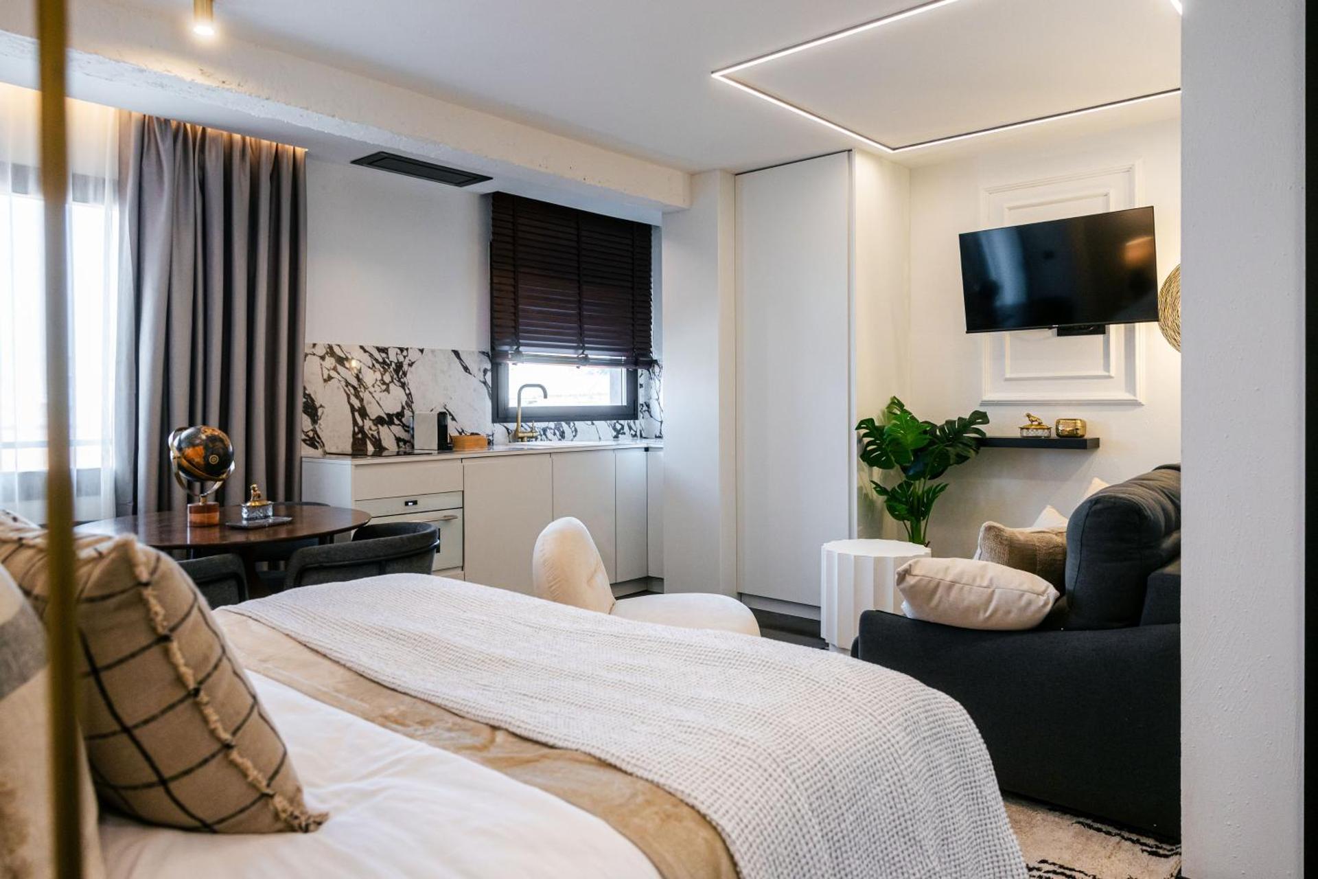 Los 36 by GRUPO CCOMMO