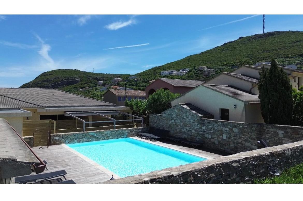 Soleil, Piscine, Parking et Bienvenue à Sisco