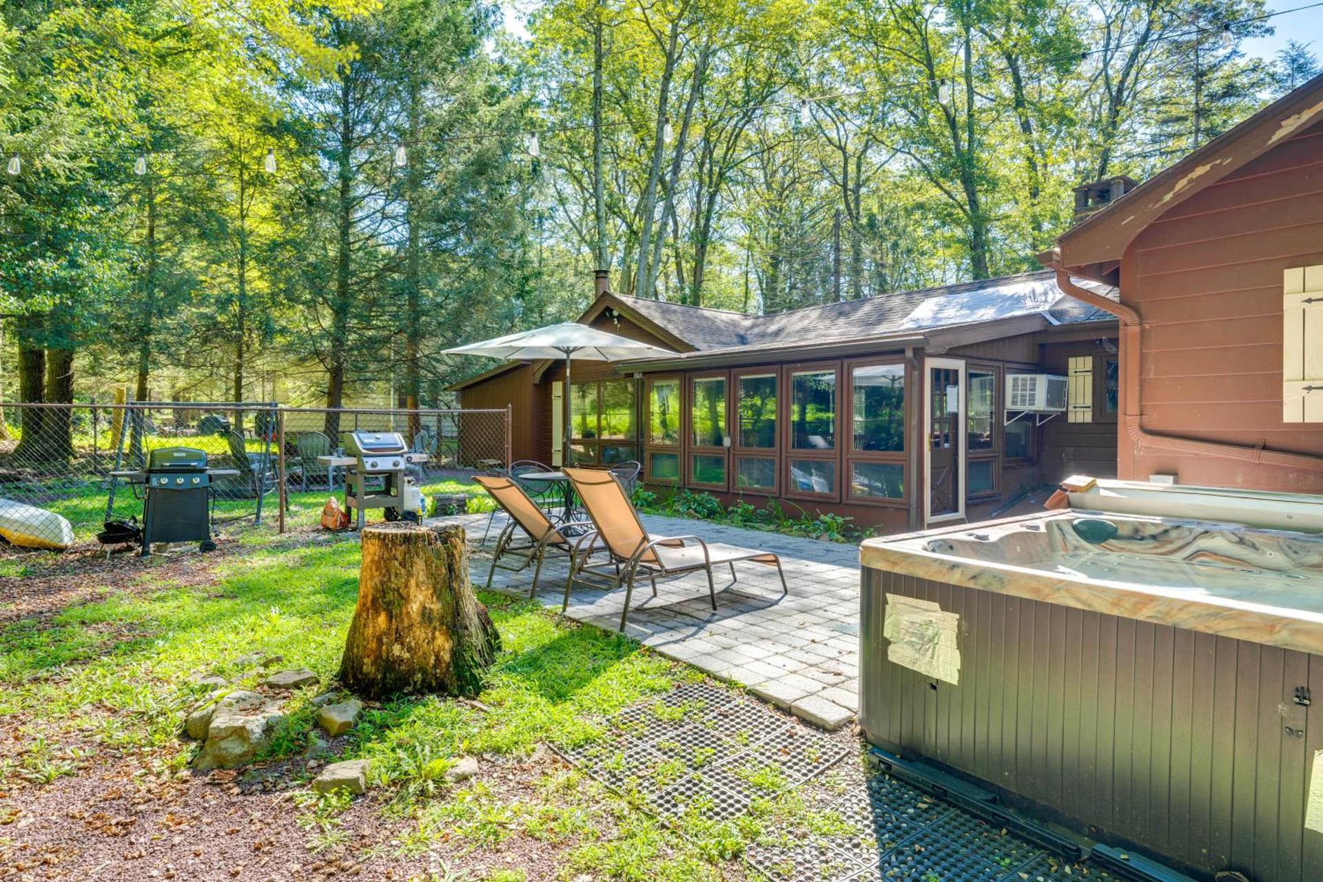 3 Mi to Slopes! Hot Tub Haven Near Lake Harmony
