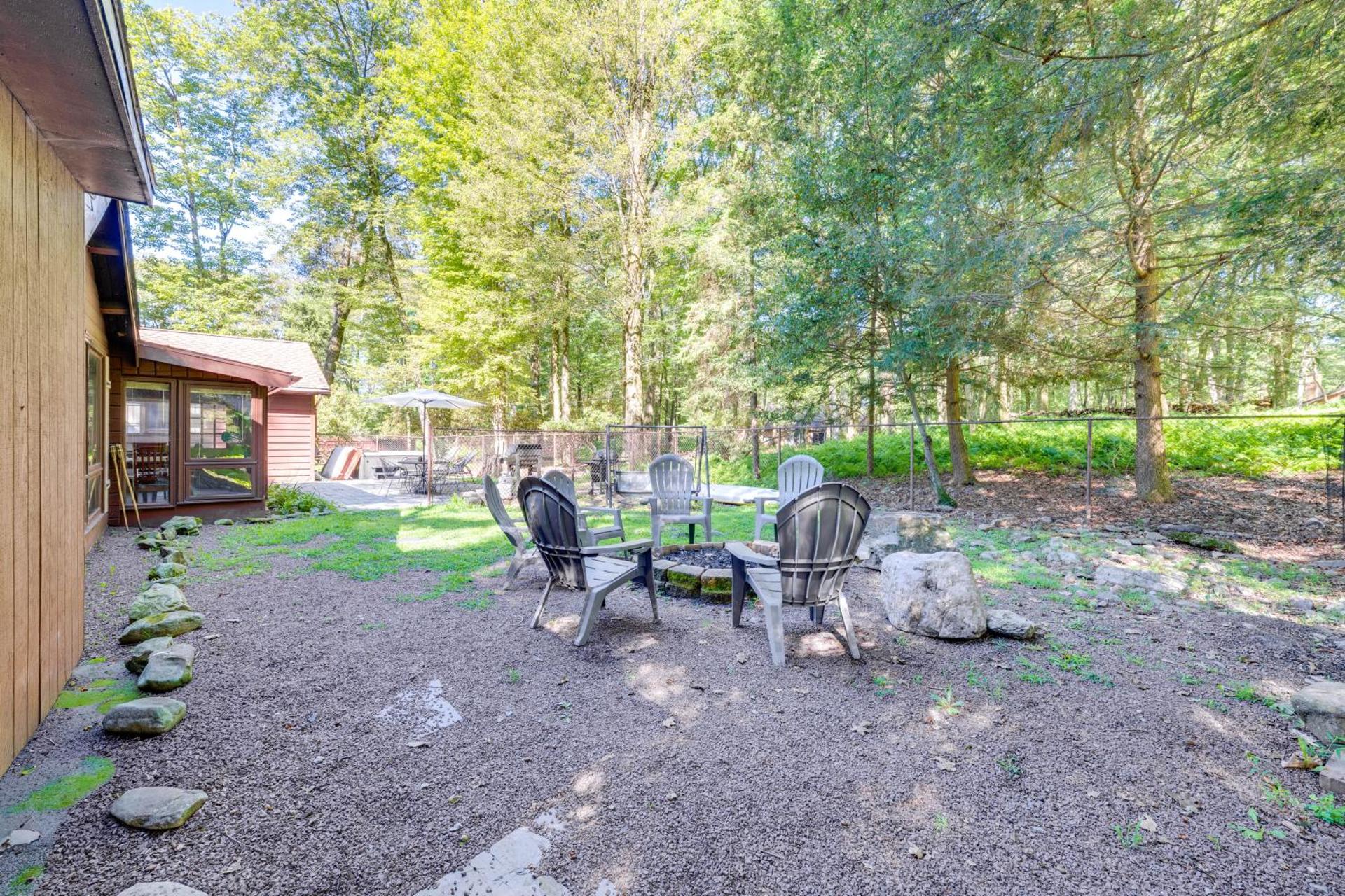 3 Mi to Slopes! Hot Tub Haven Near Lake Harmony