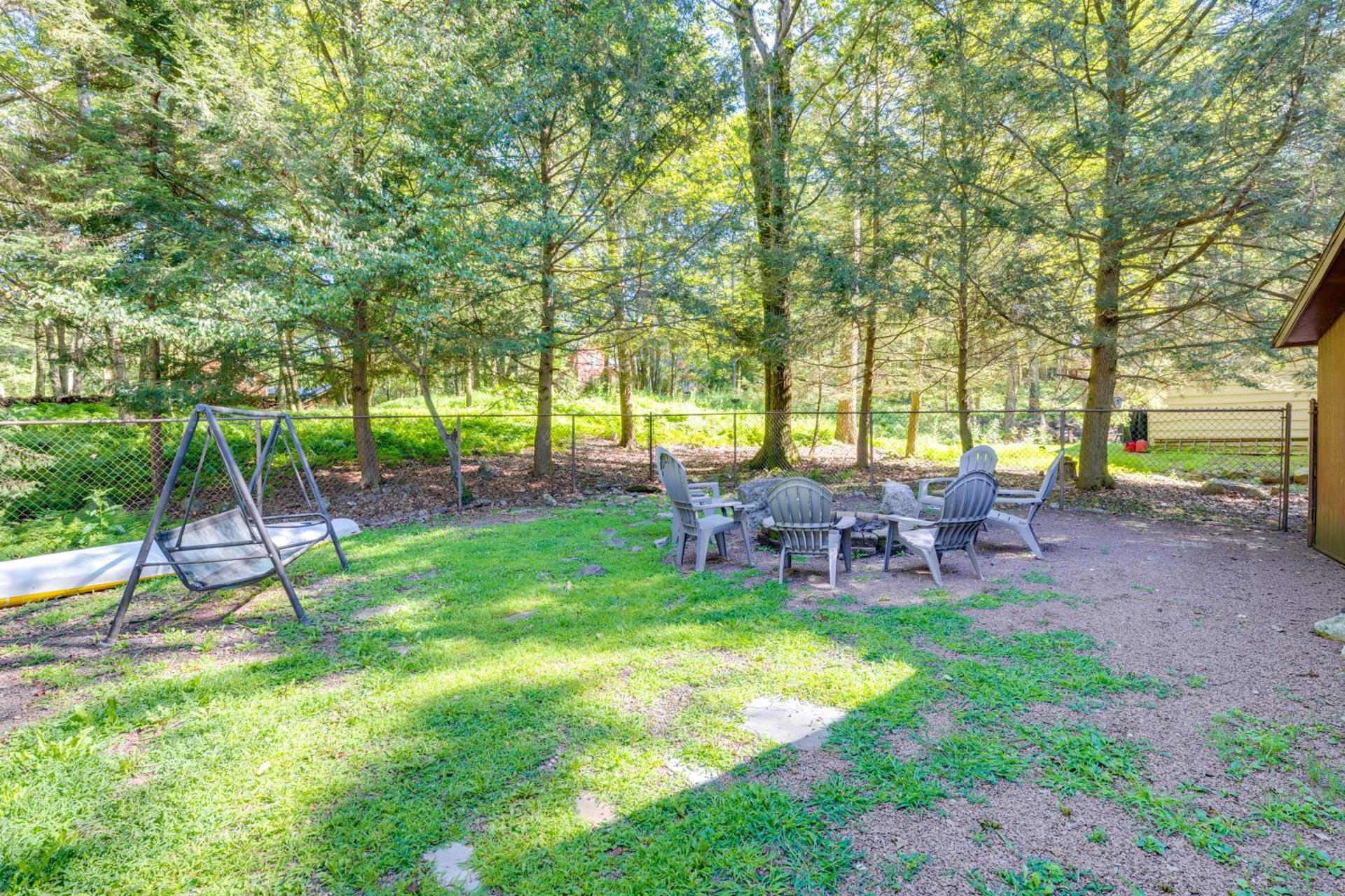 3 Mi to Slopes! Hot Tub Haven Near Lake Harmony