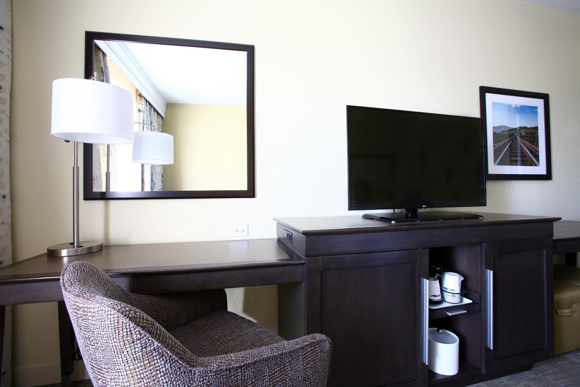 King Room with King Bed - Non-Smoking