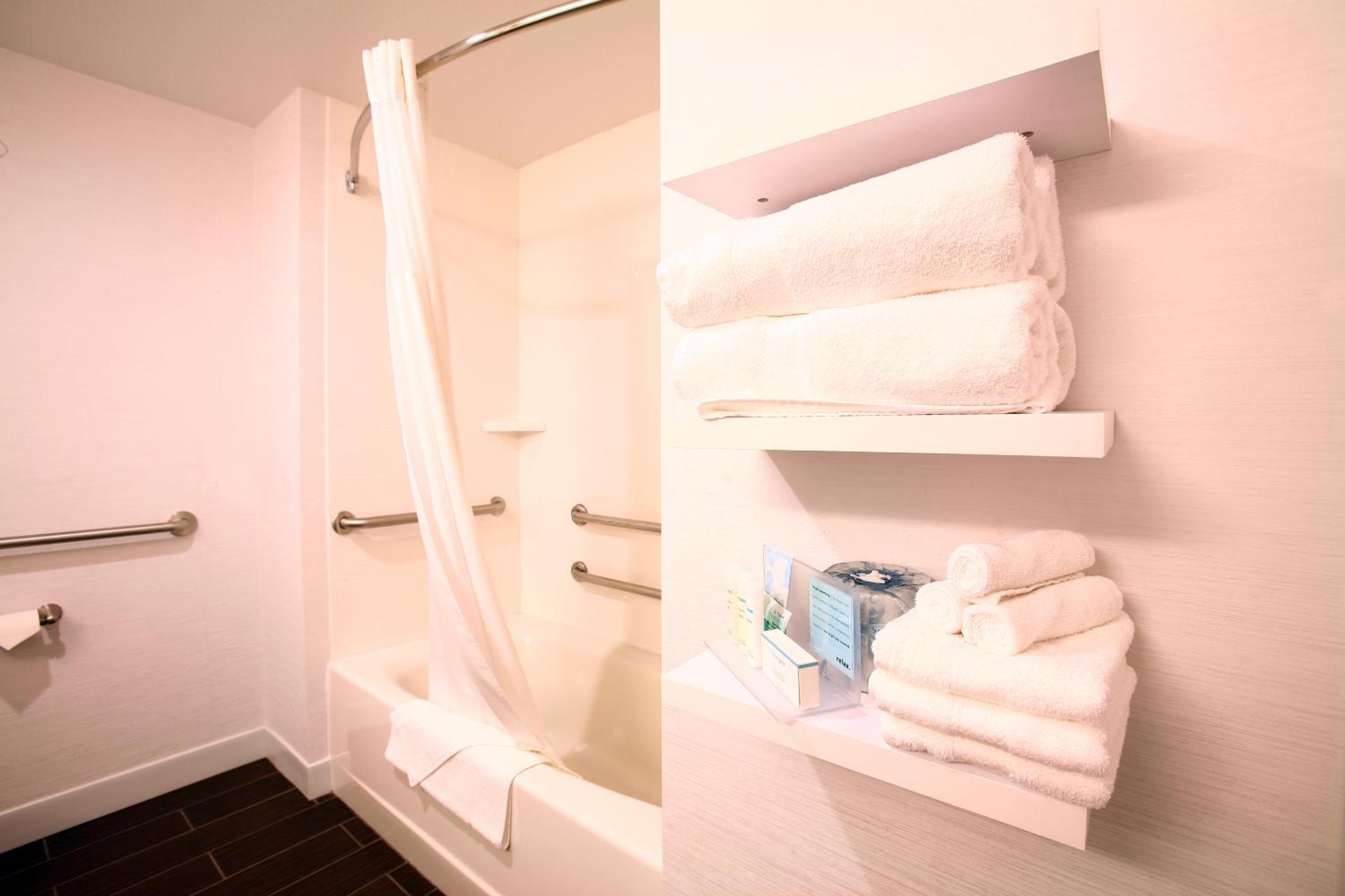 Double Room with Two Queen Beds and Bath Tub - Mobility Access