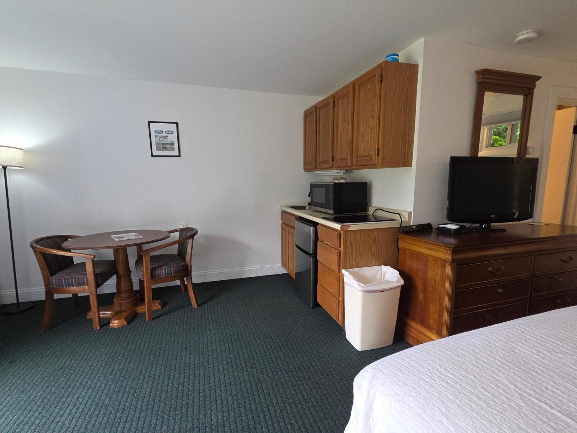 Superior Efficiency Queen Room with Pull-Out Sofa