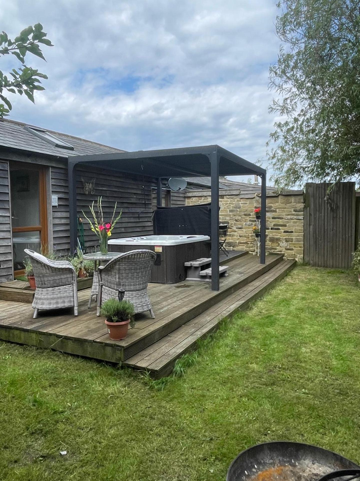 Meagill Cottage Sleeps 4 with Hot Tub & Parking