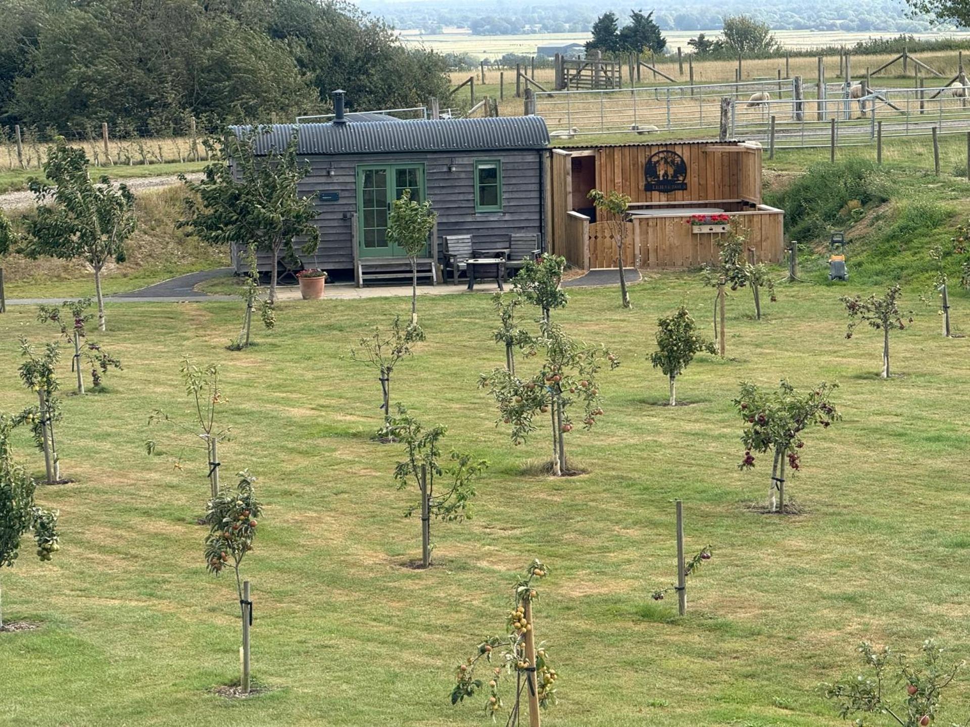 Coldharbour Luxury Shepherds Hut with Hot Tub