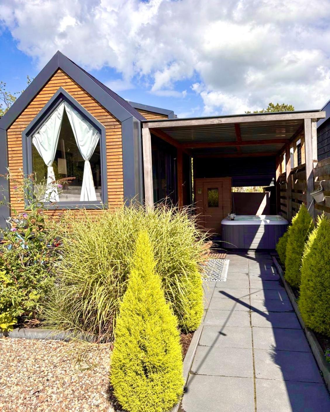 Tiny house with sauna & jacuzzi near Amsterdam