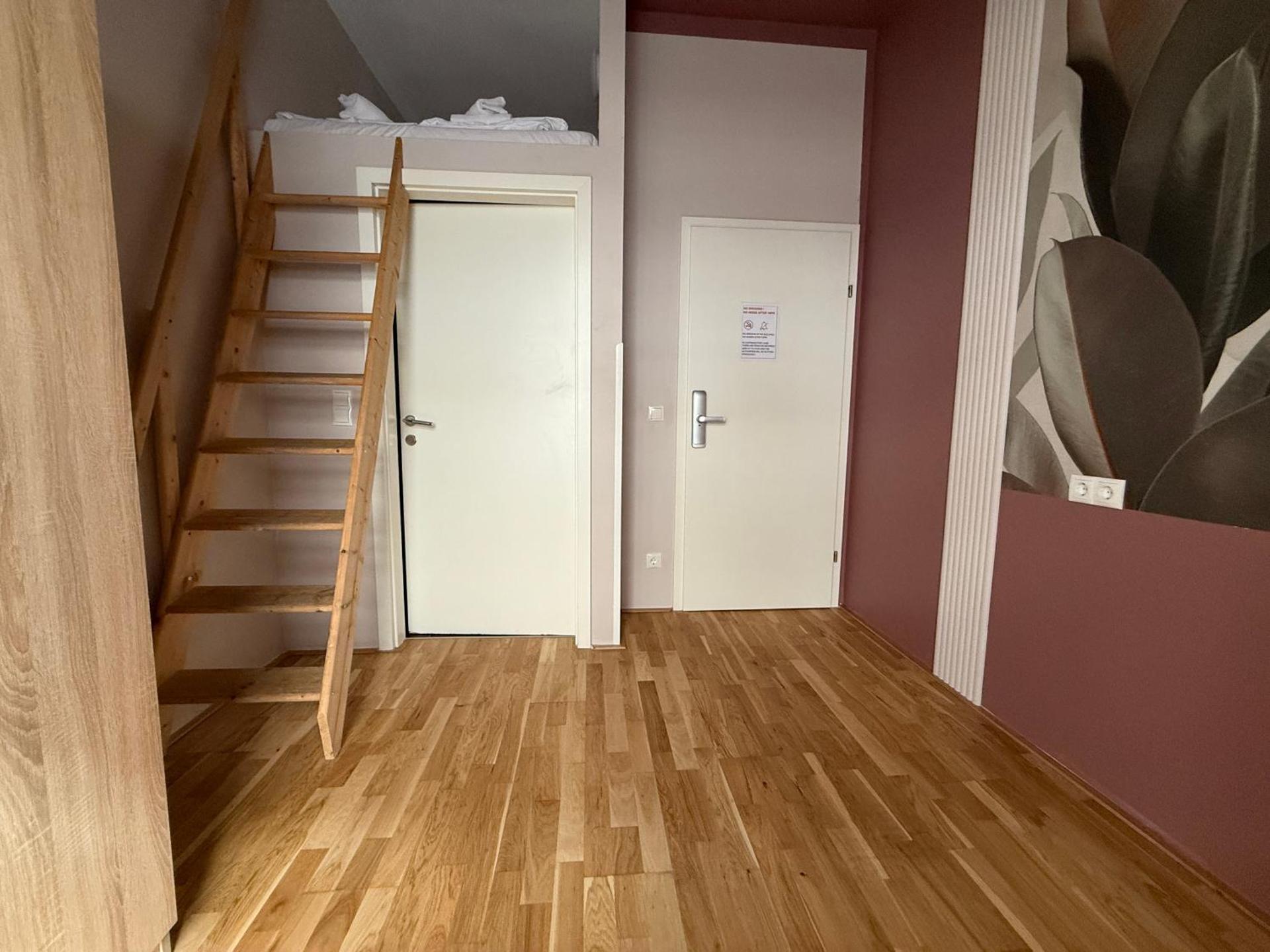 Dependance Rooms I 6 Mins to U6 Alser Straße I Self Check In