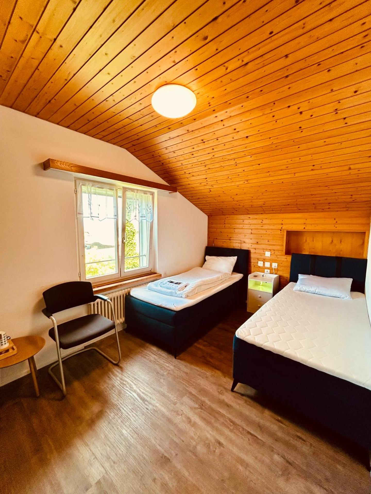 Dreibettzimmer mit eigenem Bad und Seeblick