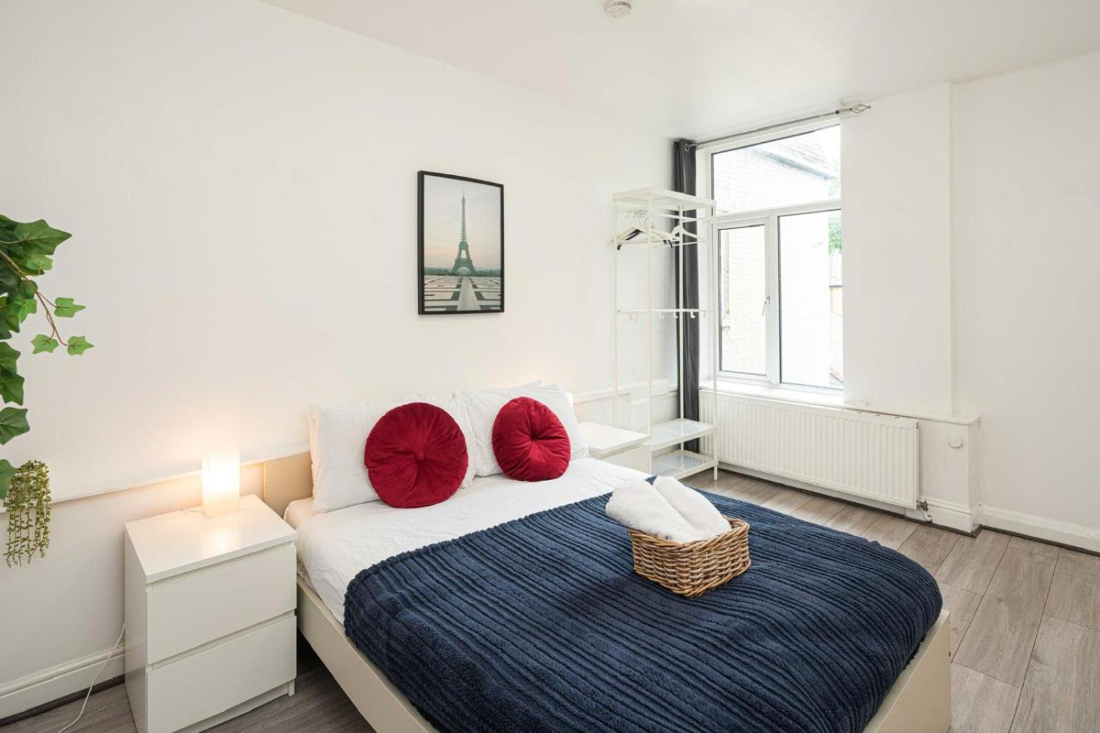 Liverpool Street, Shoreditch, Brick Lane By Mario - Free WiFi