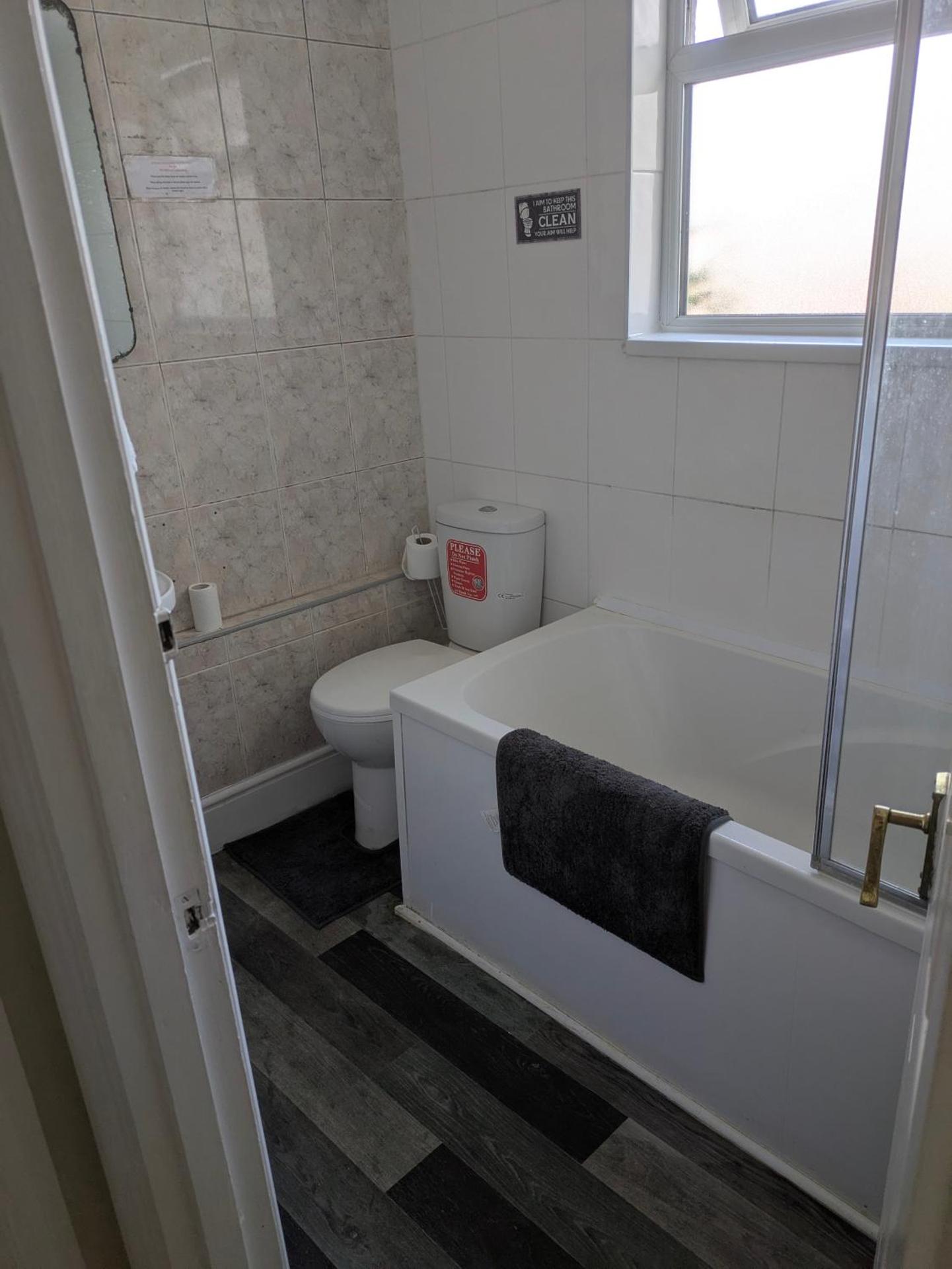 Kettering Town Vacations Long & Short stay Shared Bathroom, lounge with TV & kitchen free wifi Deals given on longer regular stays