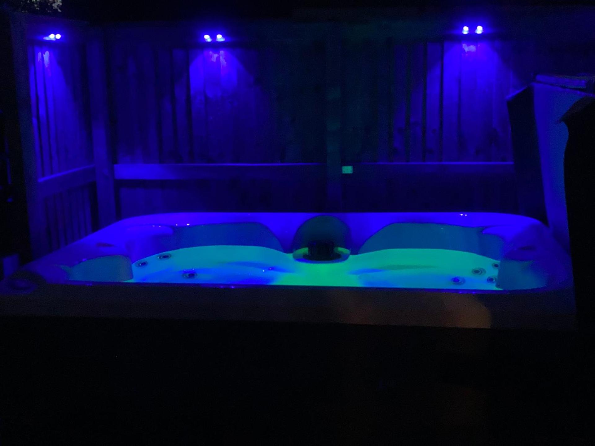 Romantic Country Cottage with Private Hot Tub