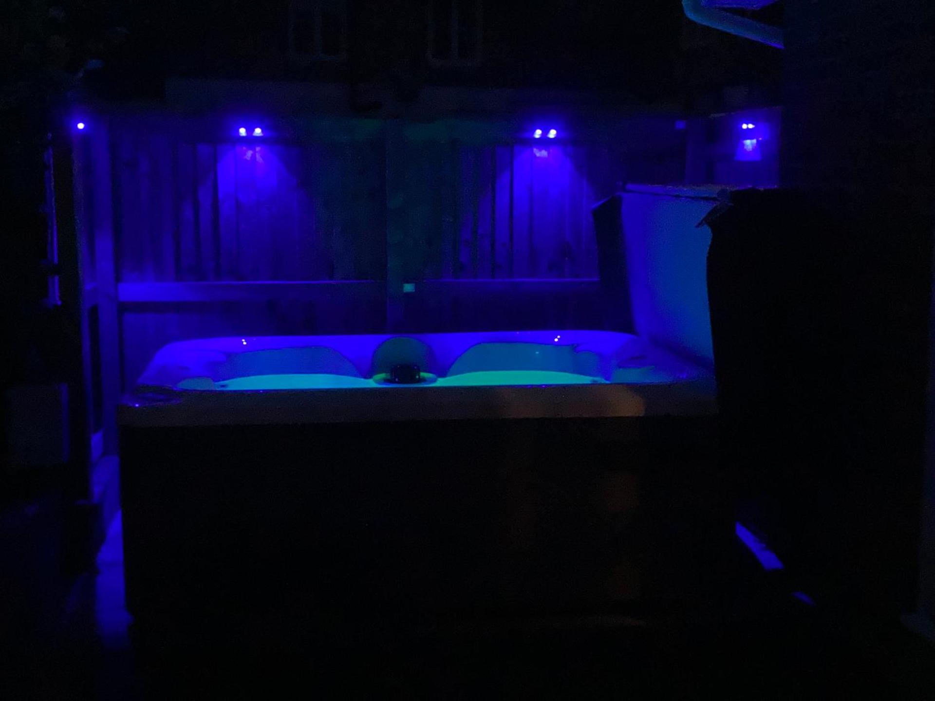 Romantic Country Cottage with Private Hot Tub