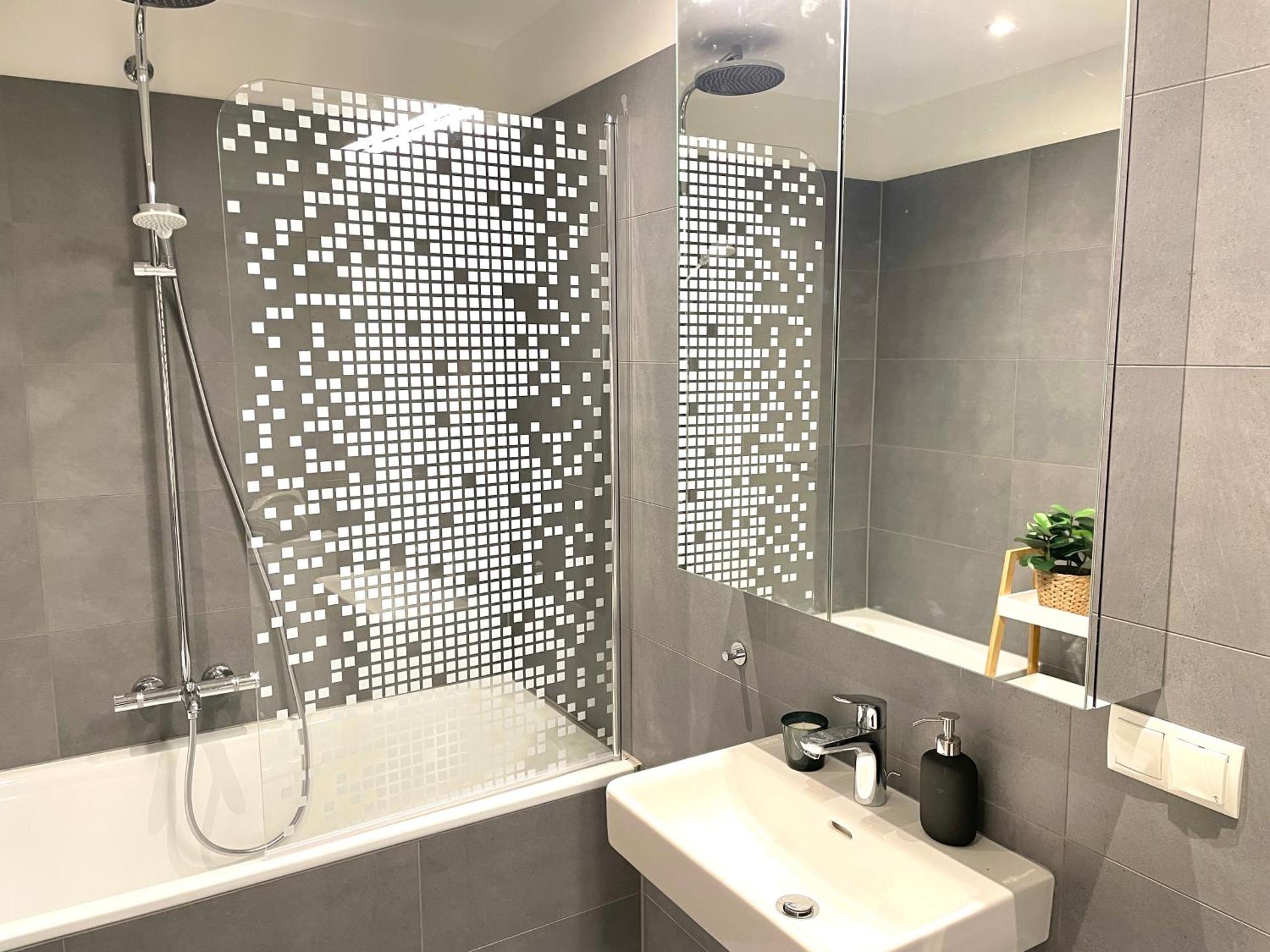 Modern Rooftop Apartment with Free Parking