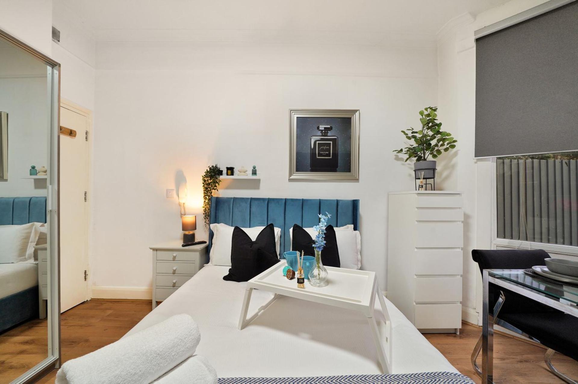 Central Harrow Studios 3mins to station!