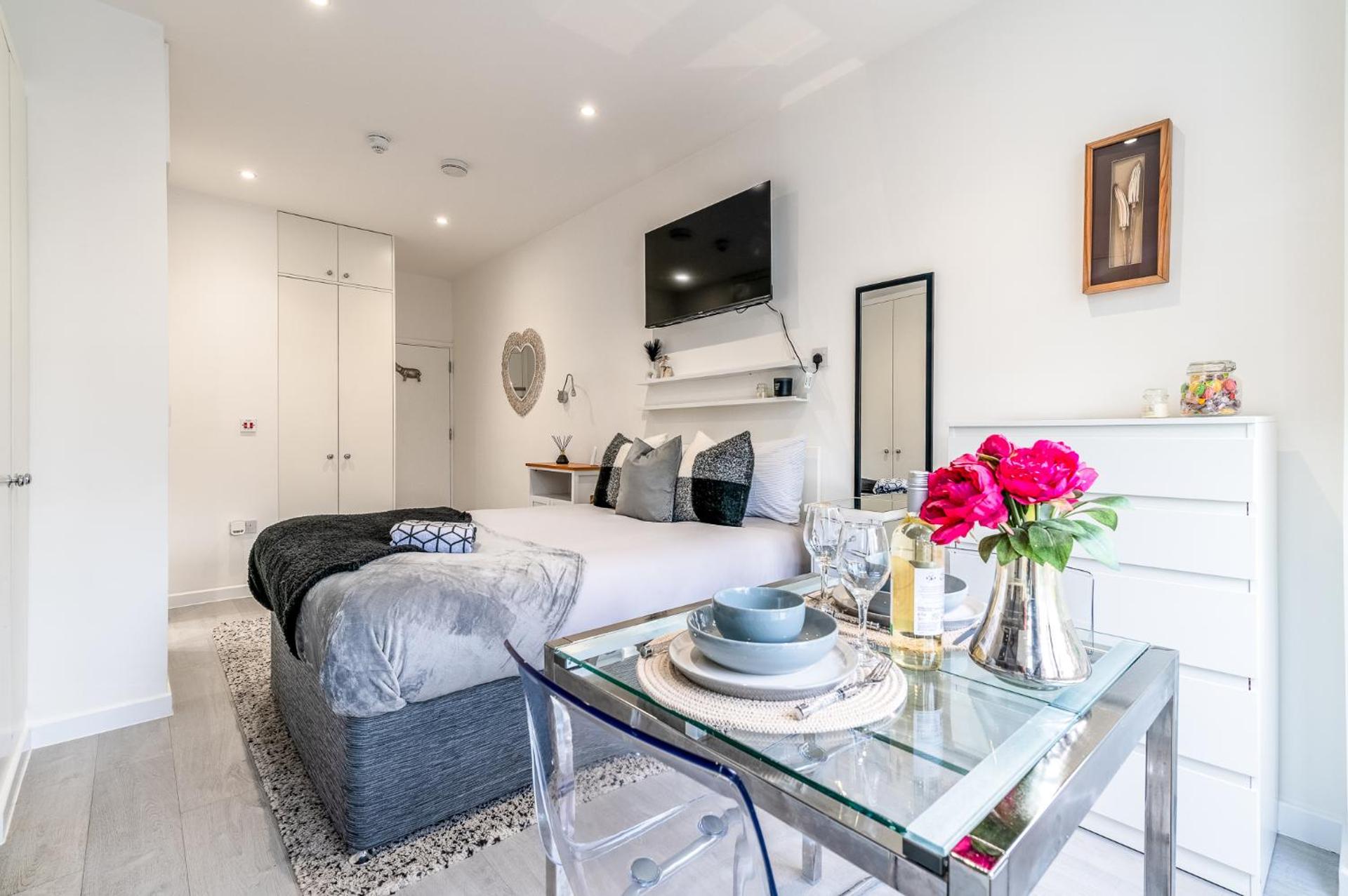 Central Harrow Studios 3mins to station!