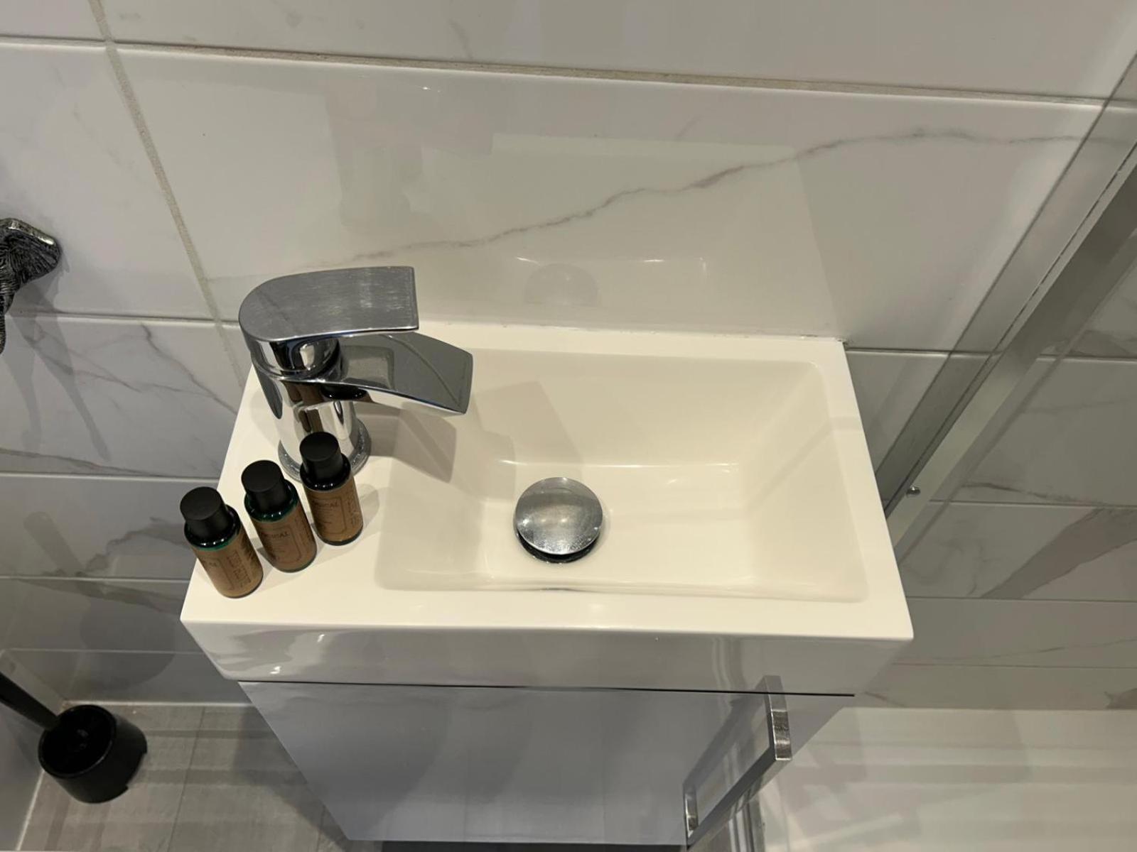 Central Harrow Studios 3mins to station!