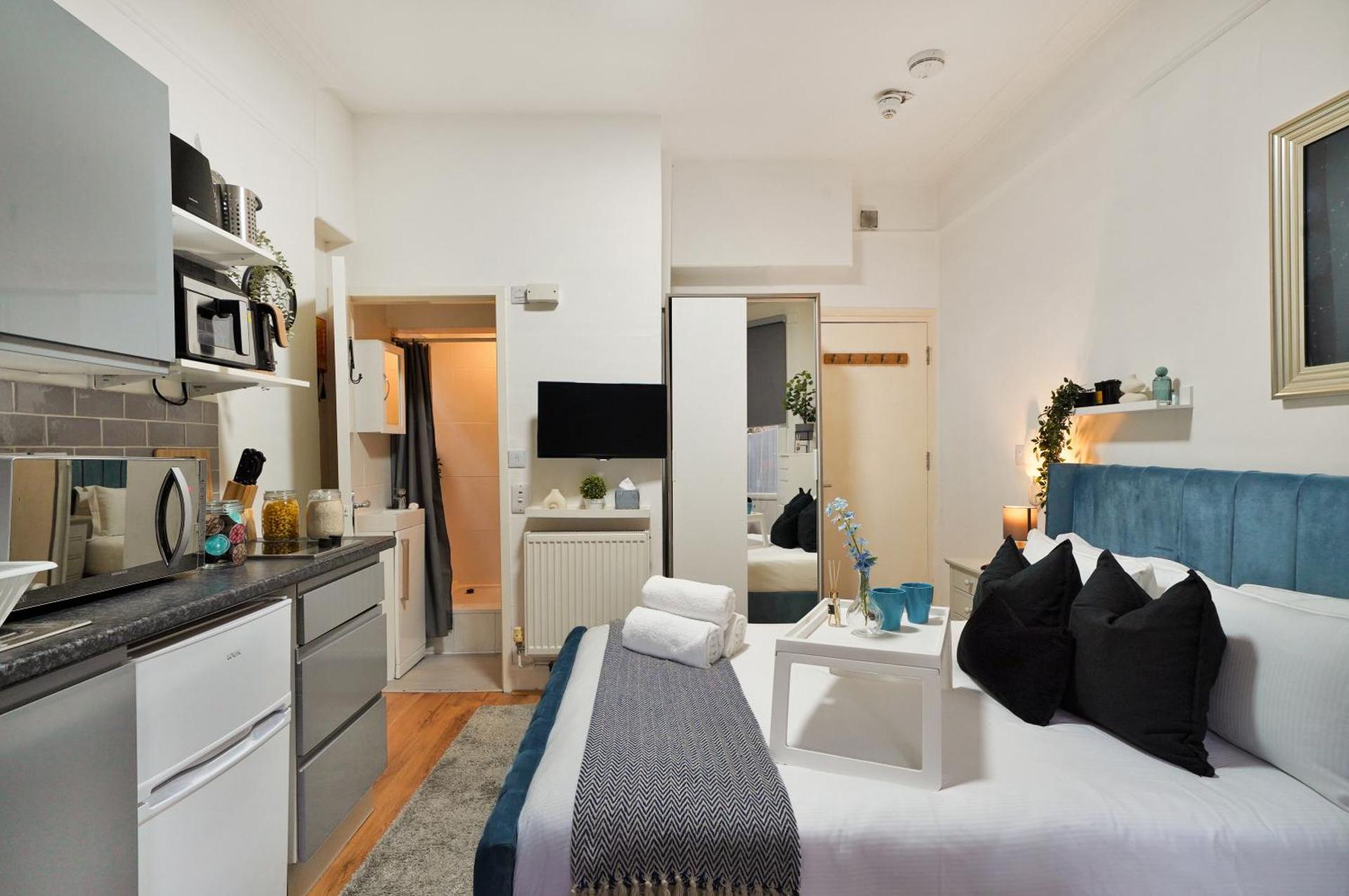 Central Harrow Studios 3mins to station!