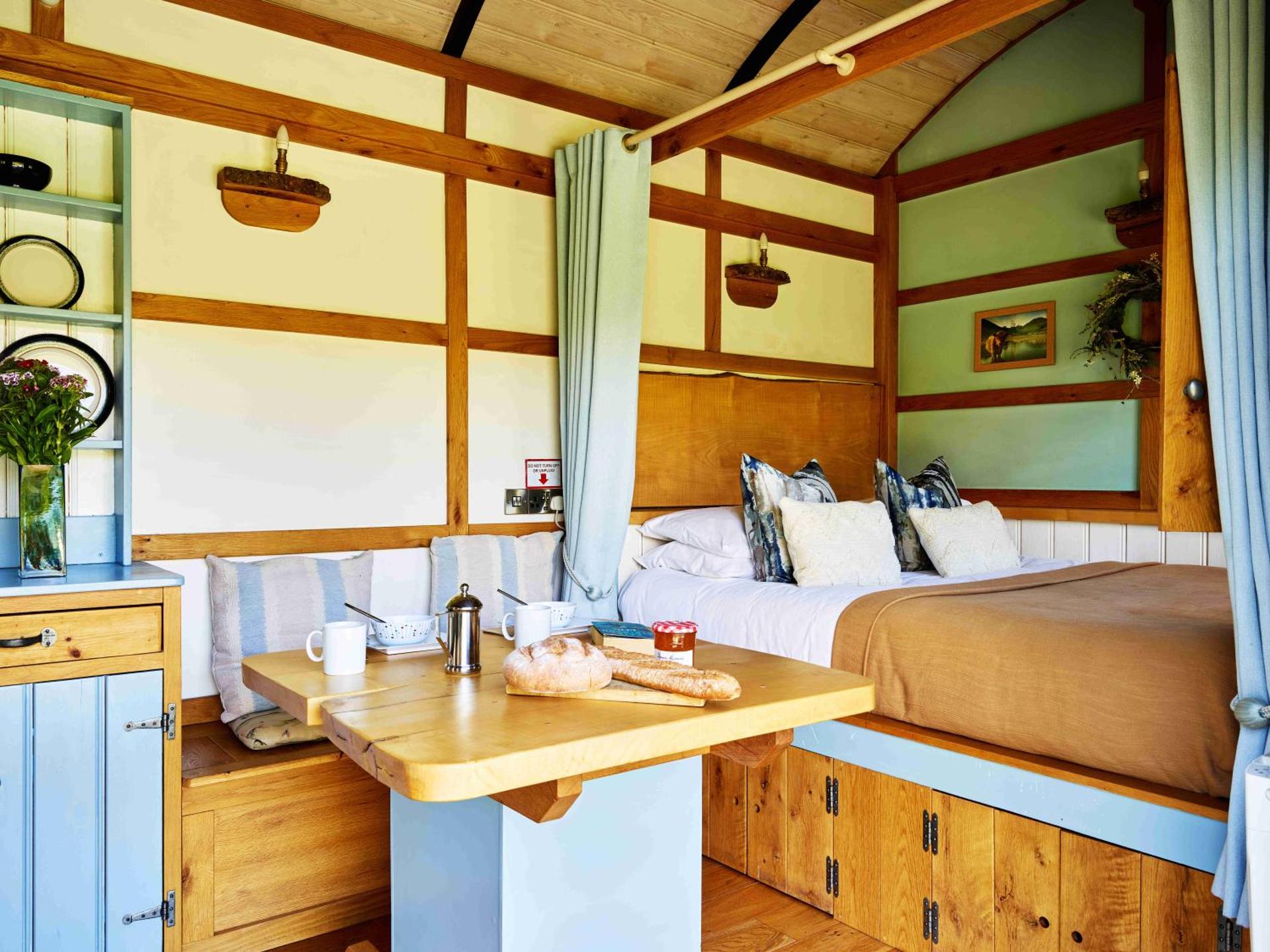 The Mallard Shepherd's Hut with Hot Tub