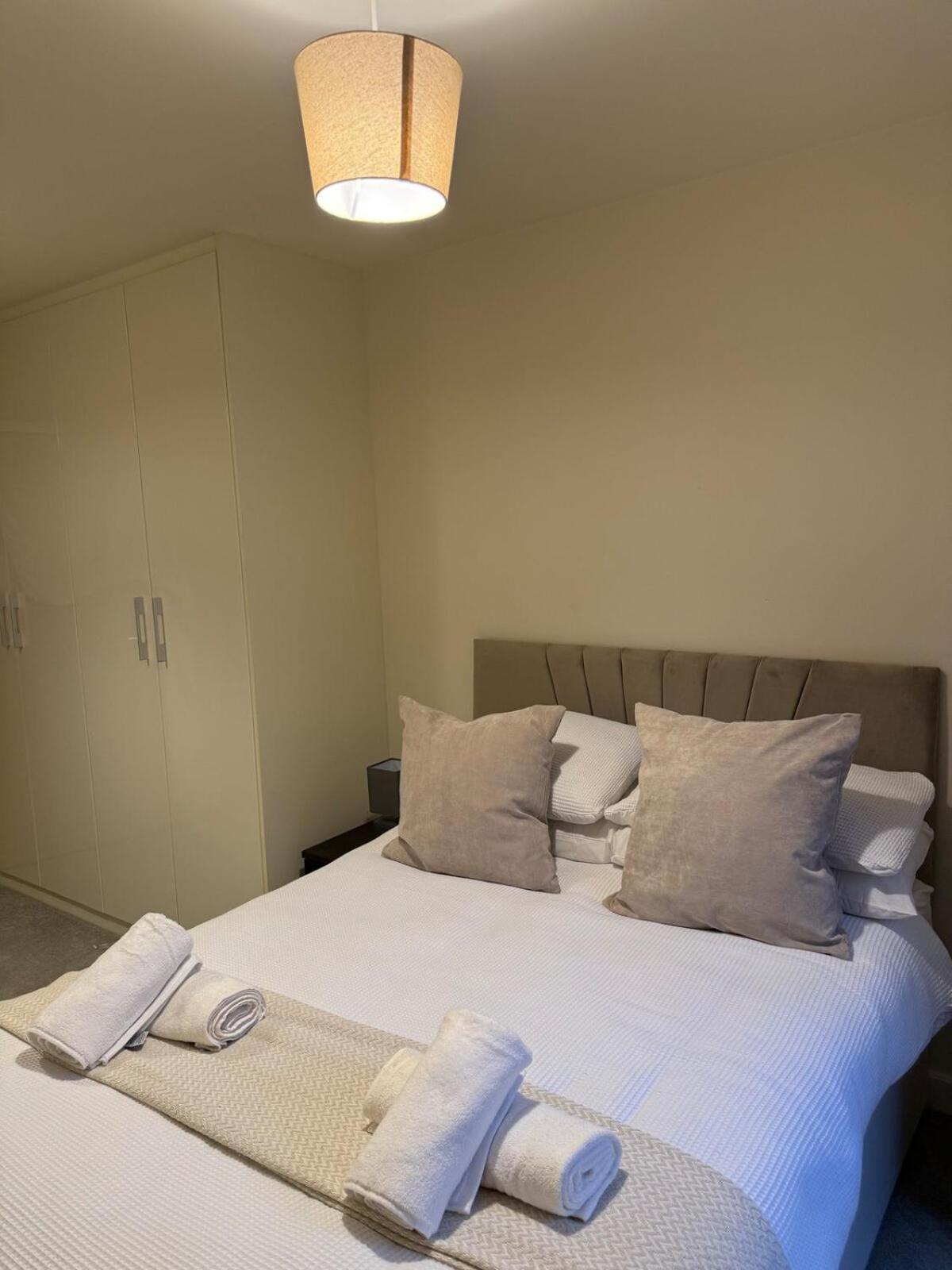 New London 2-Bedroom 2-Bath Apartment- Contractors and Long Stays Dis-Count