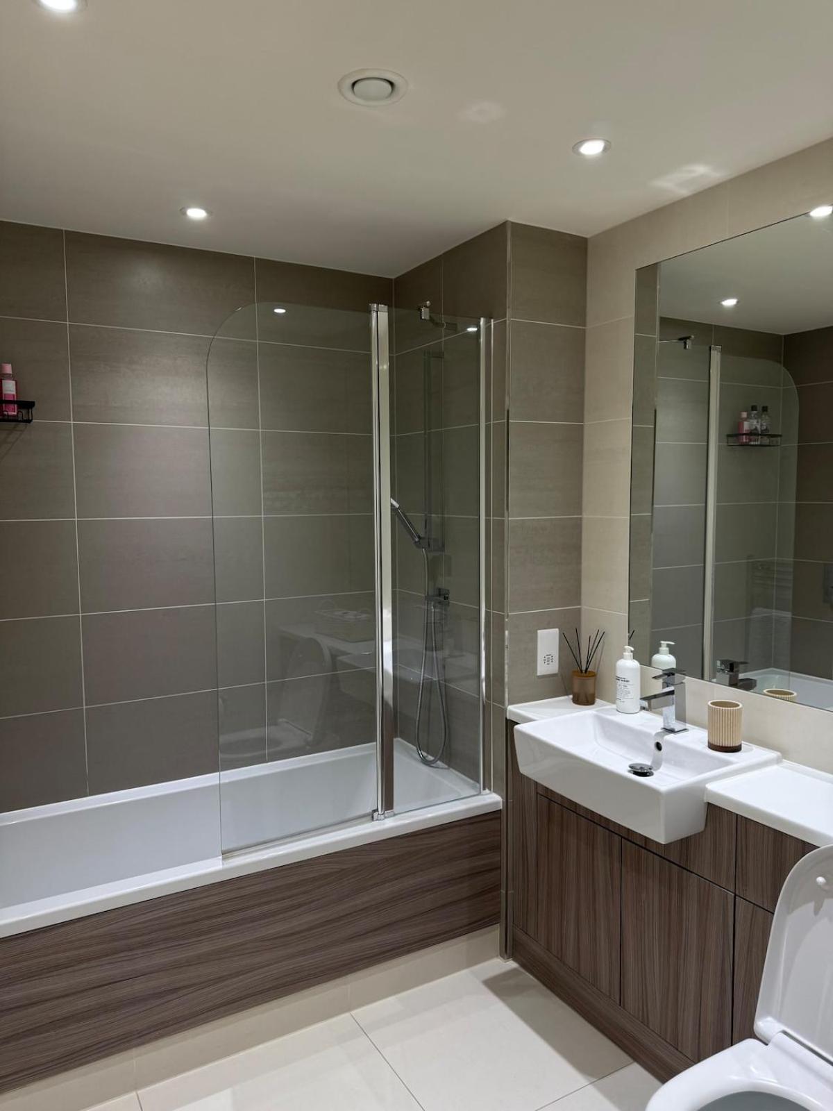 New London 2-Bedroom 2-Bath Apartment- Contractors and Long Stays Dis-Count