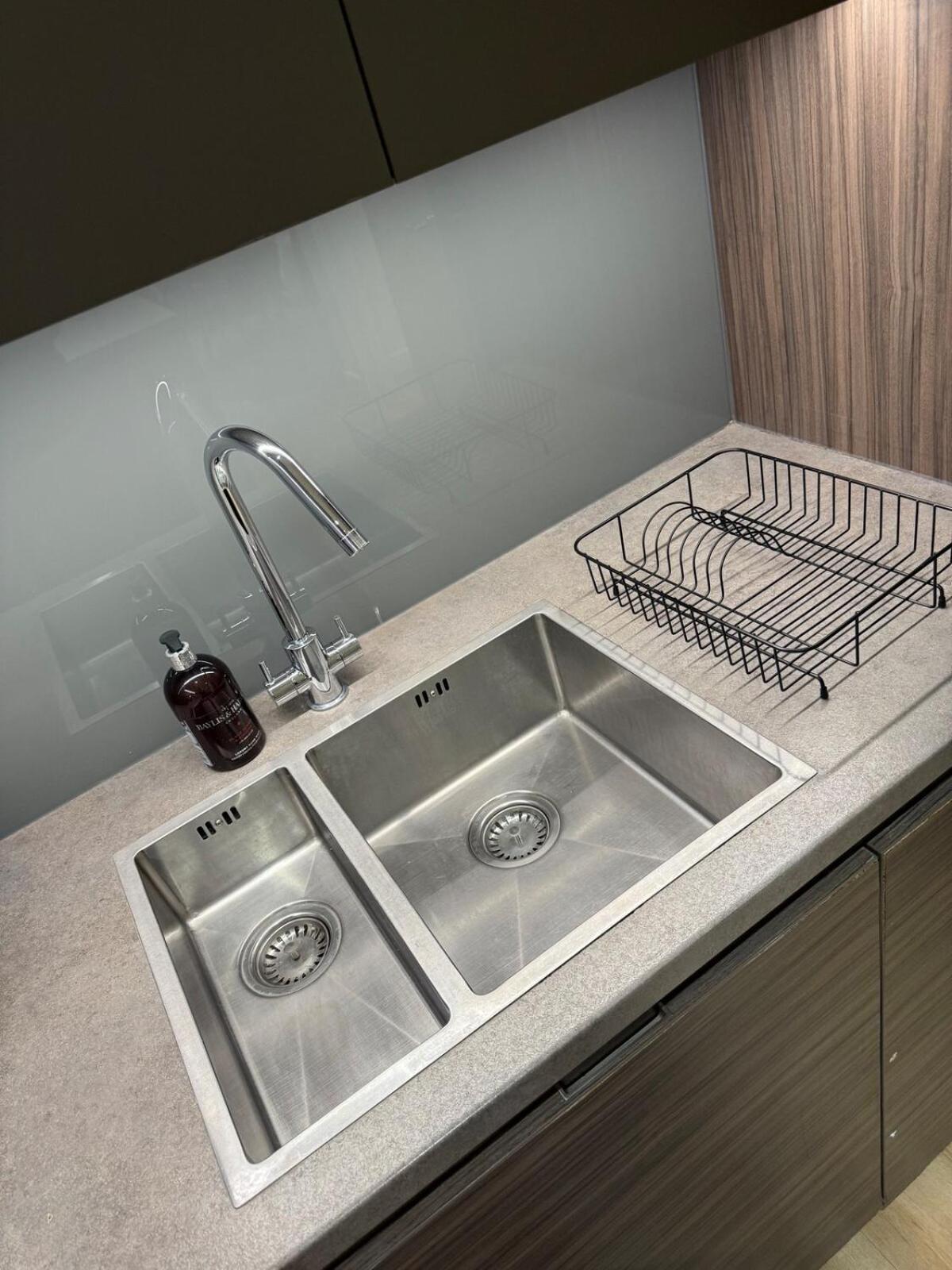 New London 2-Bedroom 2-Bath Apartment- Contractors and Long Stays Dis-Count