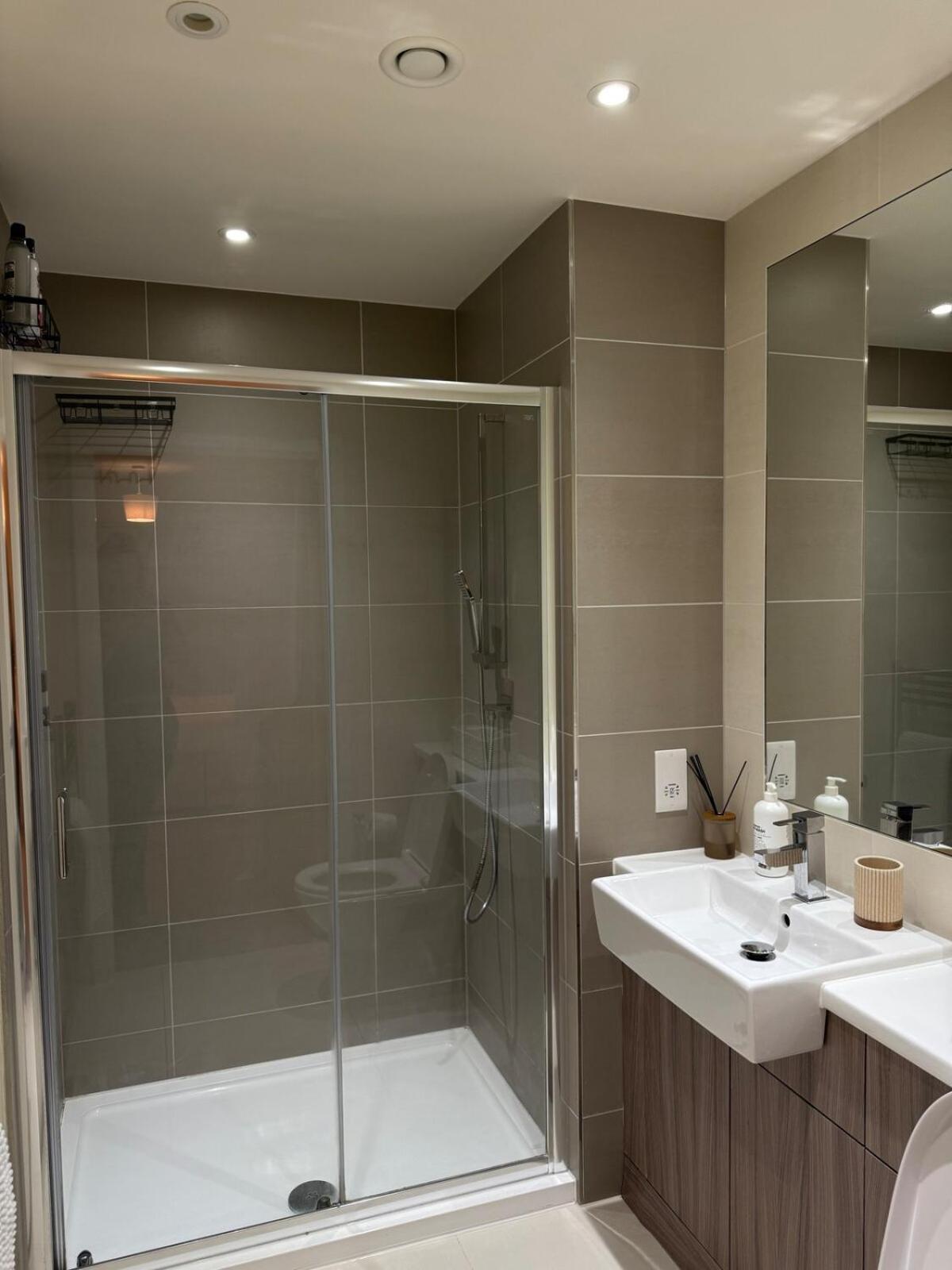 New London 2-Bedroom 2-Bath Apartment- Contractors and Long Stays Dis-Count