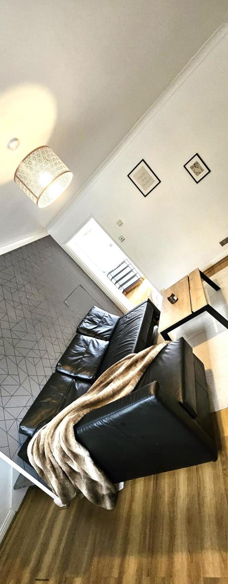 Newly refurbished near Windsor Maidenhead and Reading 20 minutes train to London with parking