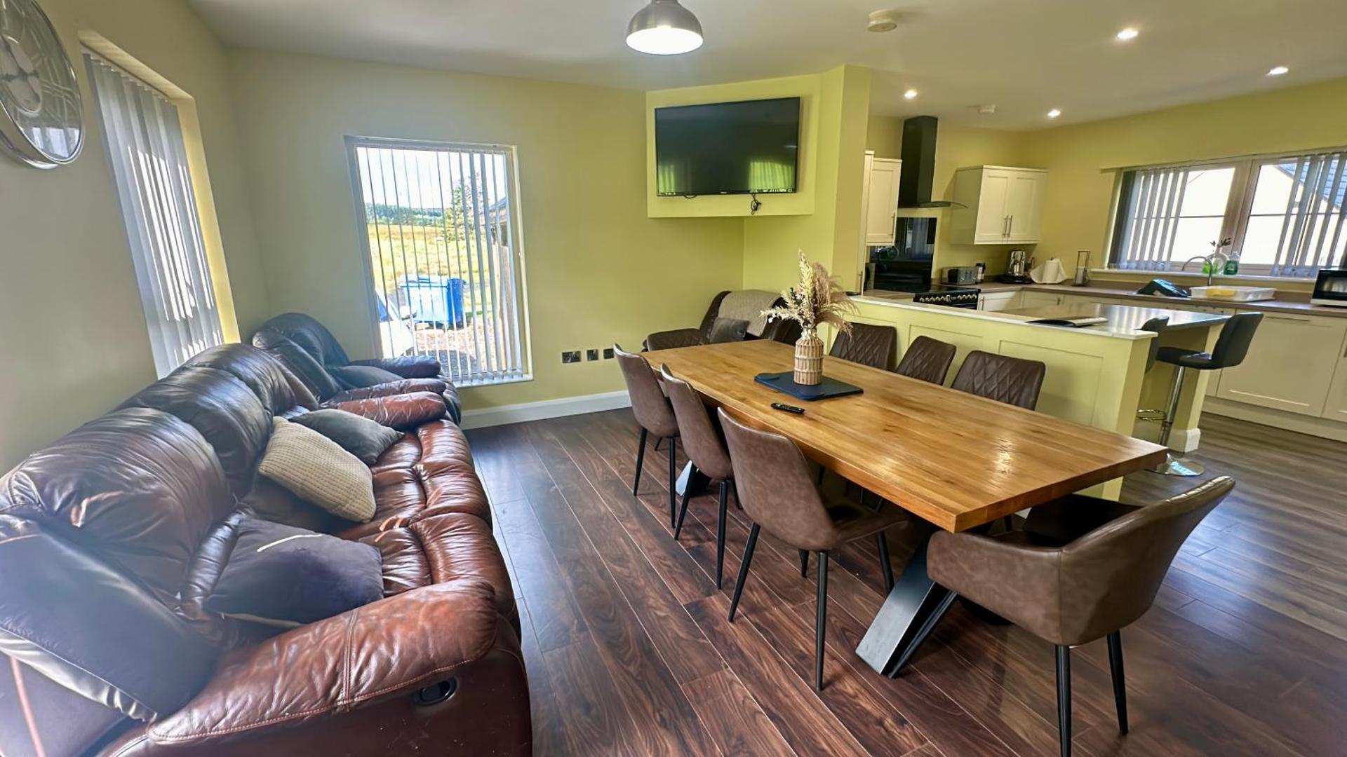 4 Bedroom Forest View House & Hot Tub sleeps