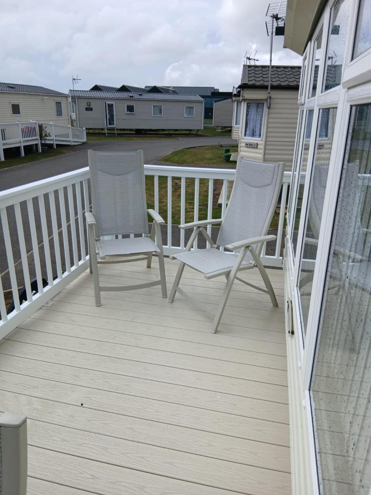Willerby Delux - Holiday Home by the Sea - close to the Entertainment Complex-bedding, towels & wifi Included!