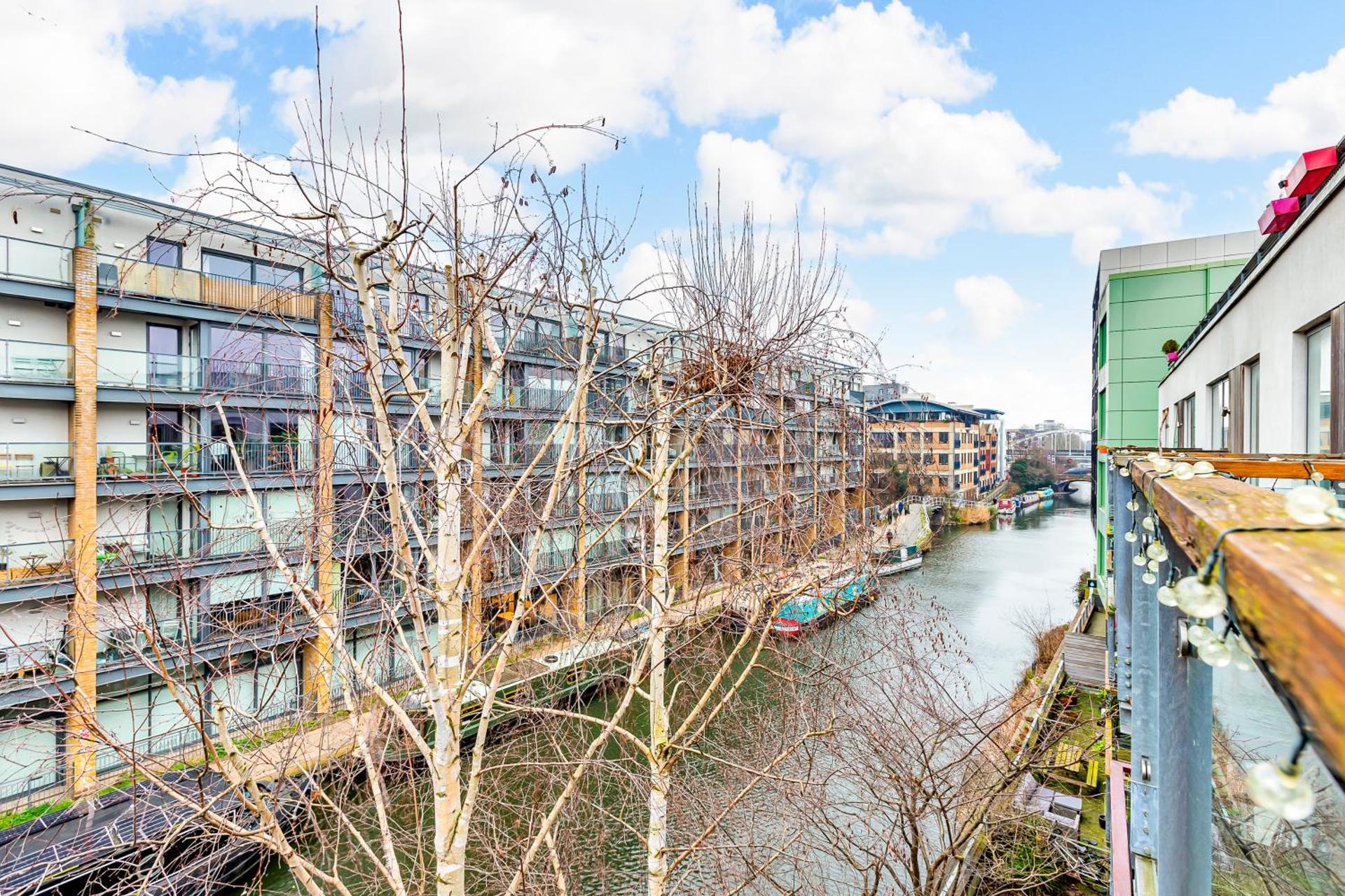 Stylish London Apt with Free Parking and Canal Views