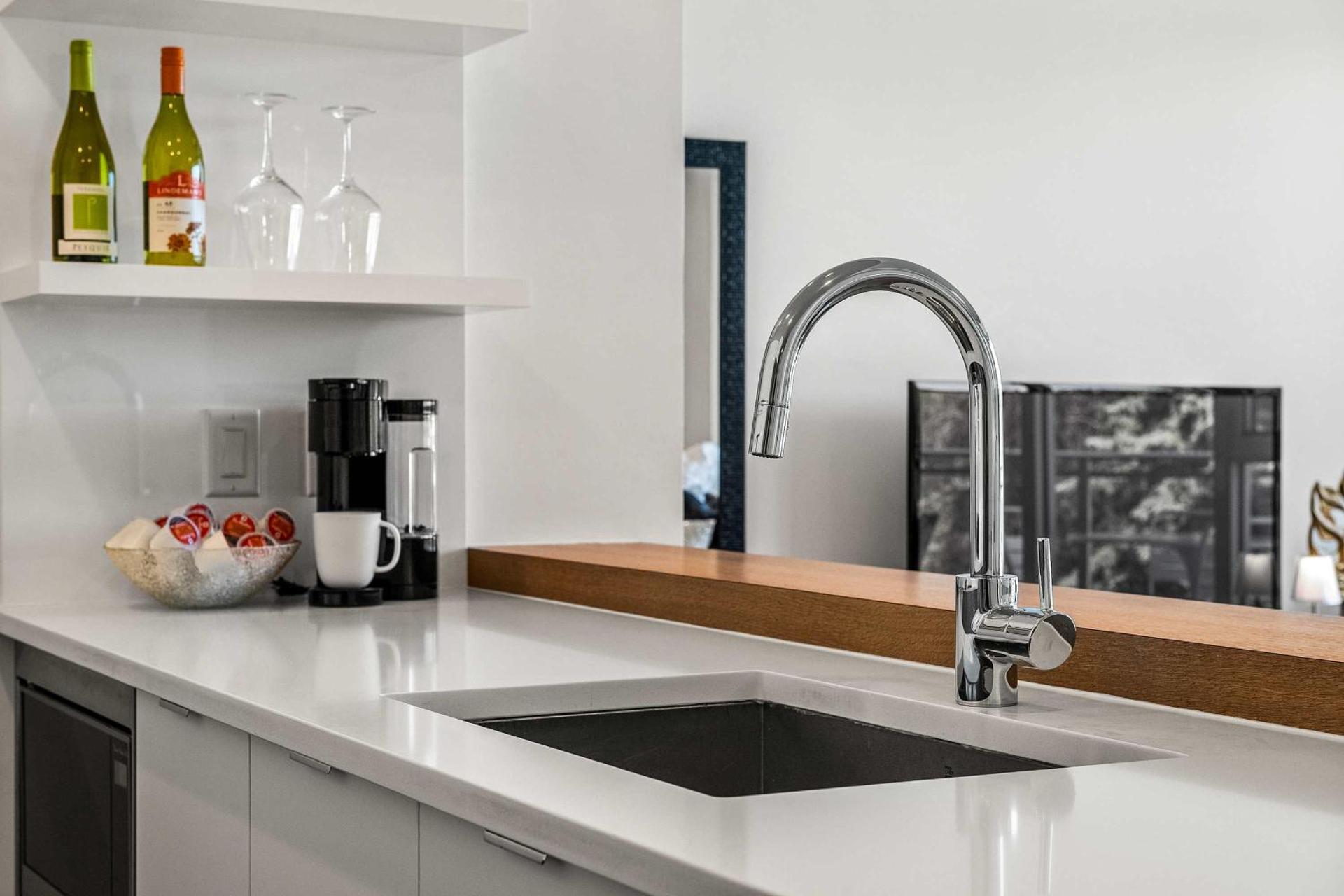 Riverside Retreat - Enjoy Walking Trails, FREE Banff Pass, Gym, Wine & Parking! Work Space Included!