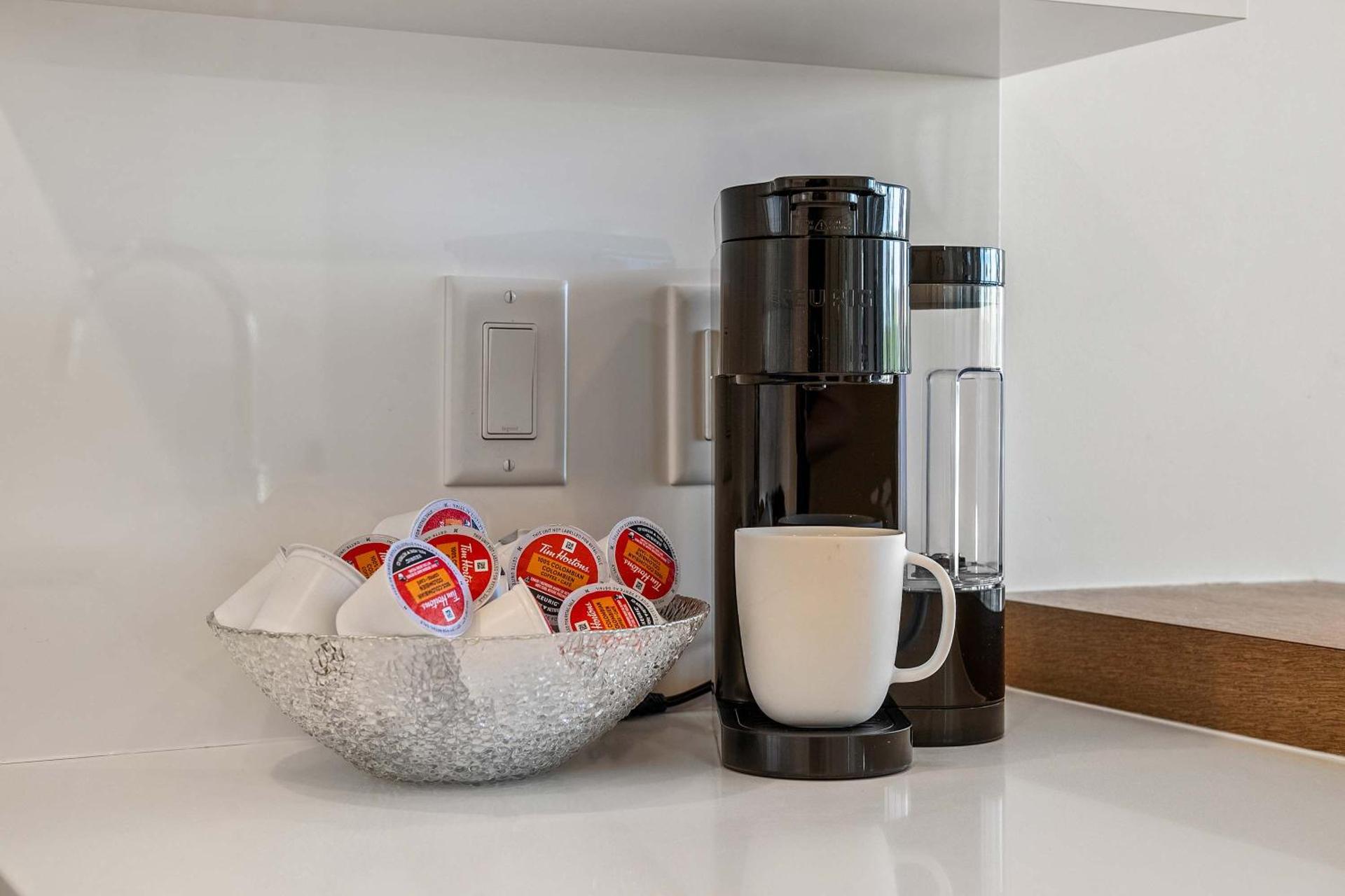 Riverside Retreat - Enjoy Walking Trails, FREE Banff Pass, Gym, Wine & Parking! Work Space Included!