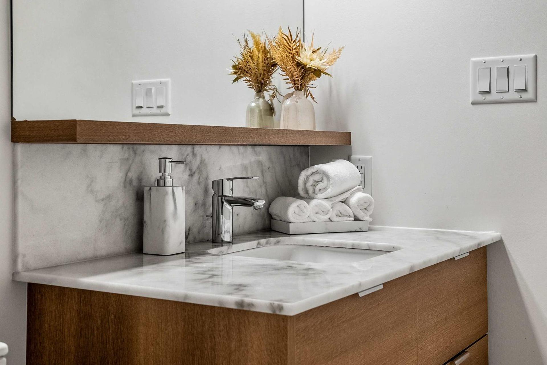 Riverside Retreat - Enjoy Walking Trails, FREE Banff Pass, Gym, Wine & Parking! Work Space Included!